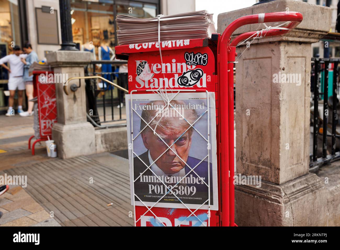 Polizeibecher auf den ehemaligen Präsidenten Donald John Trump auf der Vorderseite der Londoner Abendzeitung Standard, die auf einem Zeitungskiosk im Oxford Circus ausgestellt wurde Stockfoto