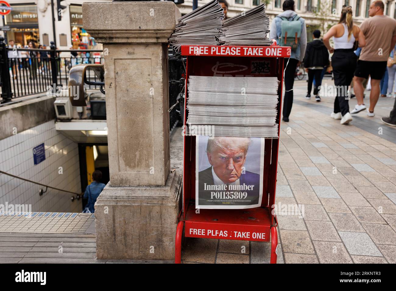 Polizeibecher auf den ehemaligen Präsidenten Donald John Trump auf der Vorderseite der Londoner Abendzeitung Standard, die auf einem Zeitungskiosk im Oxford Circus ausgestellt wurde Stockfoto