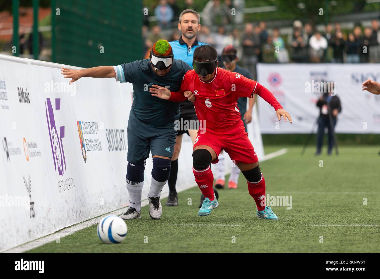 Birmingham, Großbritannien. 25. August 2023. Argentinien gewinnt das Finale der IBSA Blind Football World Cup mit 2:1 im Elfmeterschießen gegen China an der Birmingham University am 25. August 2023. Maximiliano und Jiabin kämpfen um den Ball. Quelle: Peter Lopeman/Alamy Live News Stockfoto