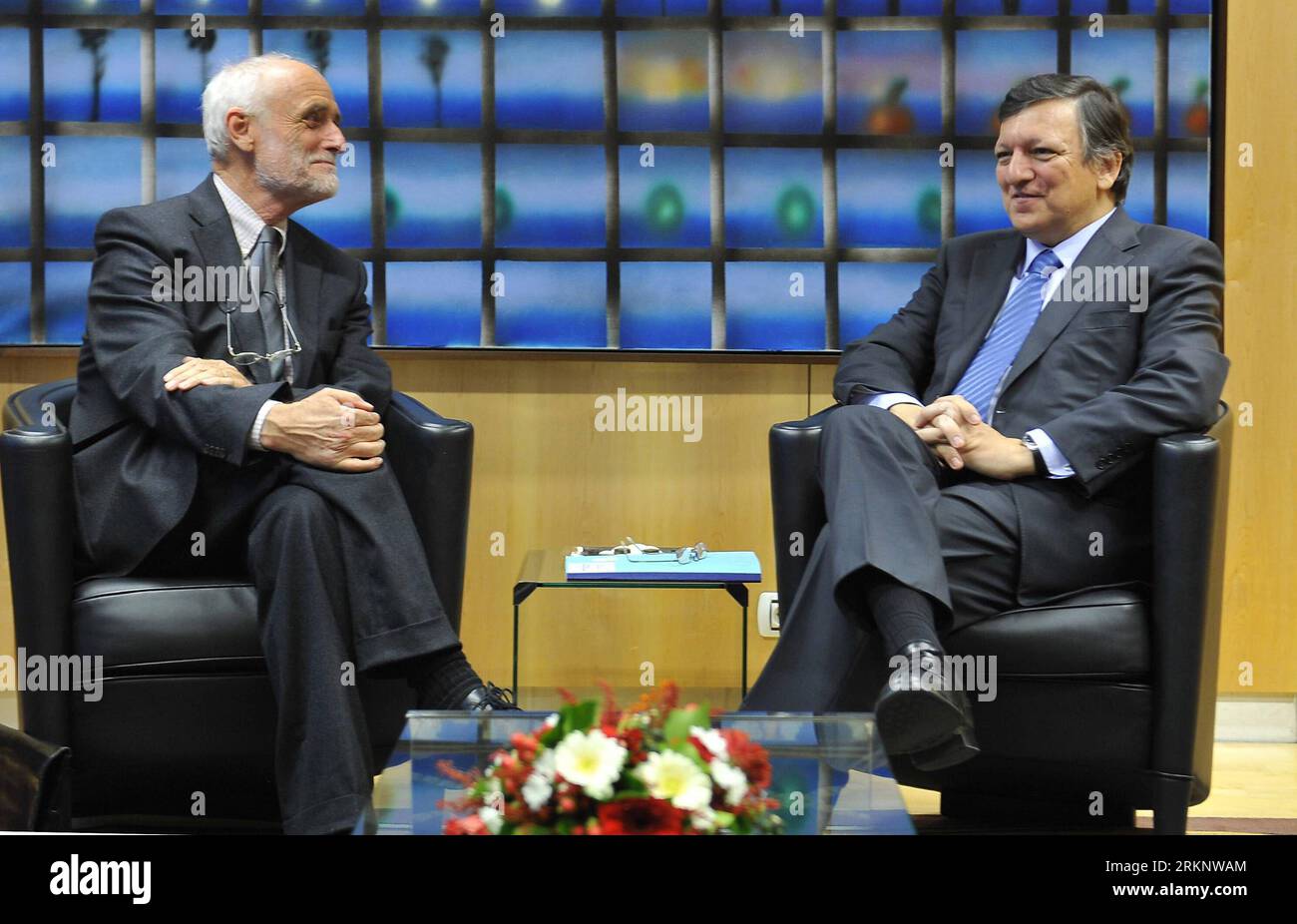 120320 -- BRÜSSEL, 20. März 2012 Xinhua -- der Präsident des Internationalen Komitees vom Roten Kreuz, Jakob Kellenberger L, trifft sich am 20. März 2012 nach seinem Gespräch mit Russland über die humanitären Probleme in Syrien mit dem Präsidenten der Europäischen Kommission, José Manuel Barroso, am EU-Hauptsitz in Brüssel, der belgischen Hauptstadt. Xinhua/YE Pingfanyt BELGIEN-EU-ROTES KREUZ PUBLICATIONxNOTxINxCHN Stockfoto