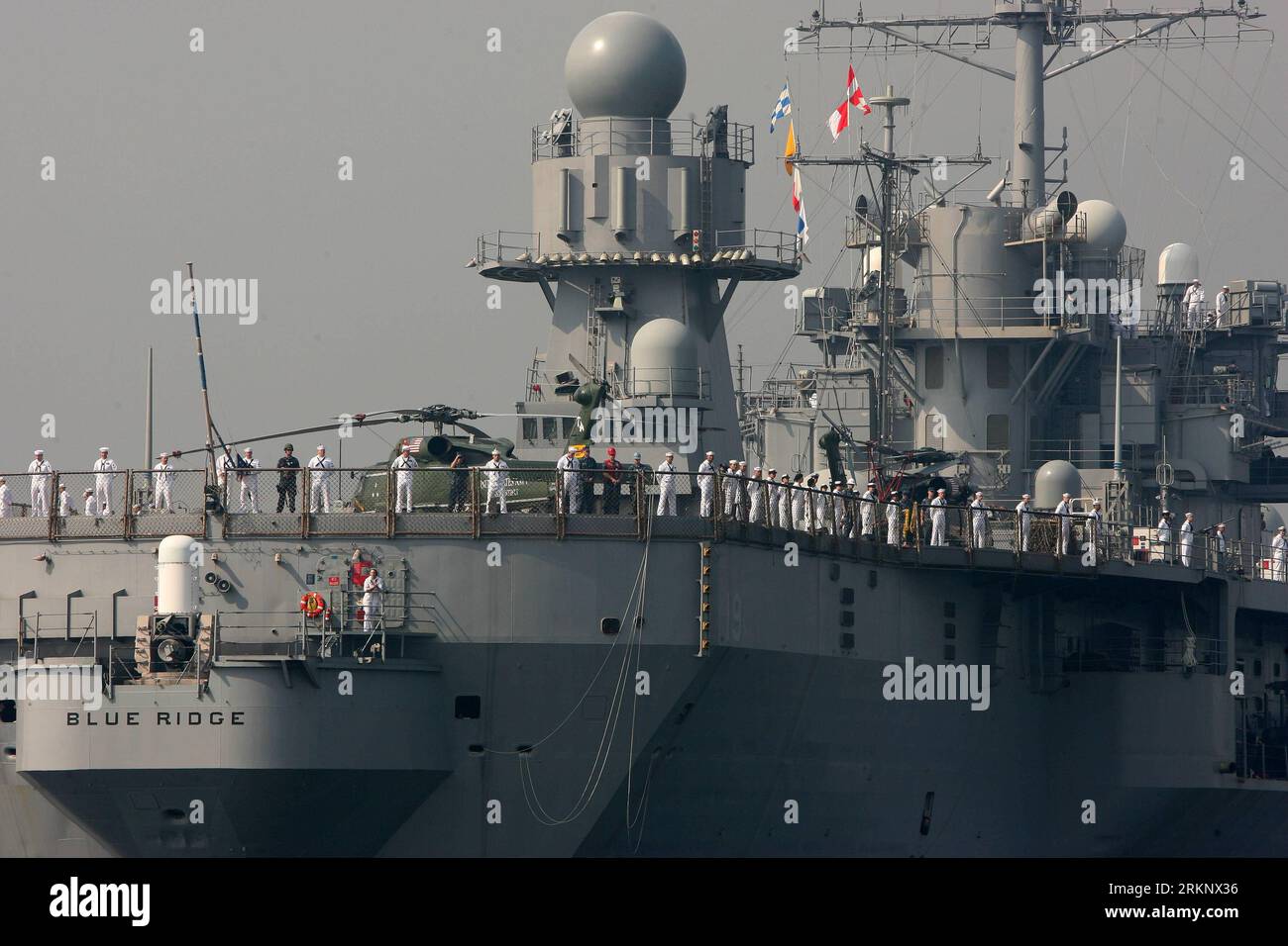 Bildnummer: 57616272 Datum: 23.03.2012 Copyright: imago/Xinhua (120323) -- MANILA, 23. März 2012 (Xinhua) -- USS Blue Ridge Docks at the Manila South Harbor in Manila, Philippinen, 23. März 2012. Die USS Blue Ridge, das Flaggschiff der Siebten Flotte der Vereinigten Staaten, legte am Freitag für einen routinemäßigen Hafenanruf und einen viertägigen Kulanzbesuch im Hafen an, so eine Pressemitteilung der US-Botschaft. (Xinhua/Rouelle Umali) (ybg) PHILIPPINEN-MANILA-USS-VISIT PUBLICATIONxNOTxINxCHN Gesellschaft Militär Marine USA Navy Schiff Militärschiff xbs x0x 2012 quer premiumd 57616272 Datum 23 03 2012 Copyrigh Stockfoto