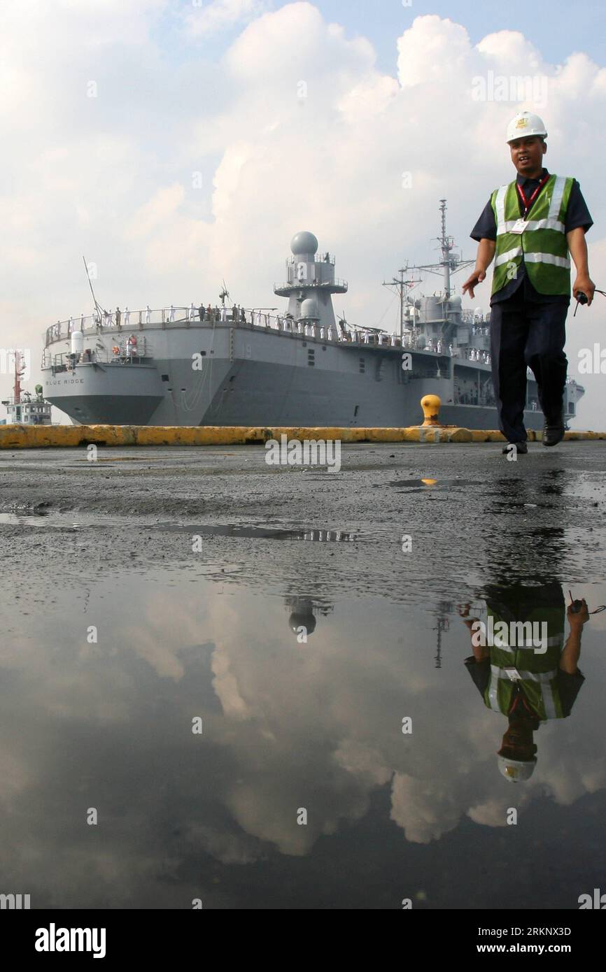 Bildnummer: 57616273 Datum: 23.03.2012 Copyright: imago/Xinhua (120323) -- MANILA, 23. März 2012 (Xinhua) -- USS Blue Ridge Docks at the Manila South Harbor in Manila, Philippinen, 23. März 2012. Die USS Blue Ridge, das Flaggschiff der Siebten Flotte der Vereinigten Staaten, legte am Freitag für einen routinemäßigen Hafenanruf und einen viertägigen Kulanzbesuch im Hafen an, so eine Pressemitteilung der US-Botschaft. (Xinhua/Rouelle Umali) (ybg) PHILIPPINEN-MANILA-USS-VISIT PUBLICATIONxNOTxINxCHN Gesellschaft Militär Marine USA Navy Schiff Militärschiff xbs x0x 2012 hoch premiumd 57616273 Datum 23 03 2012 Copyrigh Stockfoto