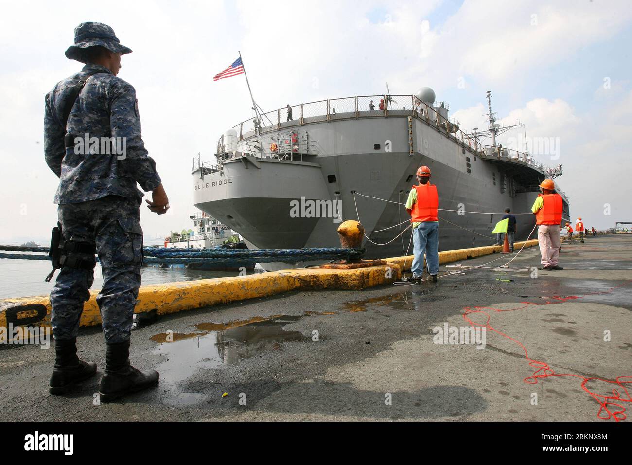 Bildnummer: 57616274 Datum: 23.03.2012 Copyright: imago/Xinhua (120323) -- MANILA, 23. März 2012 (Xinhua) -- USS Blue Ridge Docks at the Manila South Harbor in Manila, Philippinen, 23. März 2012. Die USS Blue Ridge, das Flaggschiff der Siebten Flotte der Vereinigten Staaten, legte am Freitag für einen routinemäßigen Hafenanruf und einen viertägigen Kulanzbesuch im Hafen an, so eine Pressemitteilung der US-Botschaft. (Xinhua/Rouelle Umali) (ybg) PHILIPPINEN-MANILA-USS-VISIT PUBLICATIONxNOTxINxCHN Gesellschaft Militär Marine USA Navy Schiff Militärschiff xbs x0x 2012 quer premiumd 57616274 Datum 23 03 2012 Copyrigh Stockfoto