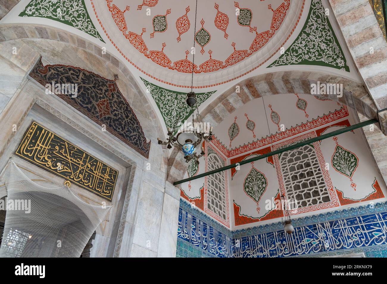 Ein Bild vom farbenfrohen und wunderschönen Tor zum Hatice Turhan Sultan Grab. Stockfoto