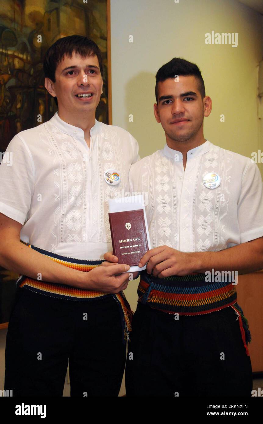Bildnummer: 57635541 Datum: 23.03.2012 Copyright: imago/Xinhua (120324) -- ROSARIO, 24. März 2012 (Xinhua) -- Simon Casal (L) und Sergio Lopez, ein homosexuelles Paar aus Paraguay, posieren für Fotos, nachdem sie am 23. März 2012 in einem Standesamt in Rosario, Argentinien, geheiratet haben. Sie sind die ersten homosexuellen Ausländer, die in Argentinien geheiratet haben. (Xinhua/Telenoticiosa Americana) ARGENTINIEN-ROSARIO-HOMOSEXUELLE EHE PUBLICATIONxNOTxINxCHN Gesellschaft Heirat Standesamt gleichgeschlechtliche Ehe homosexuell Paar x0x xst Premiumd 2012 hoch 57635541 Datum 23 03 2012 Copyright Imago XINHUA Stockfoto
