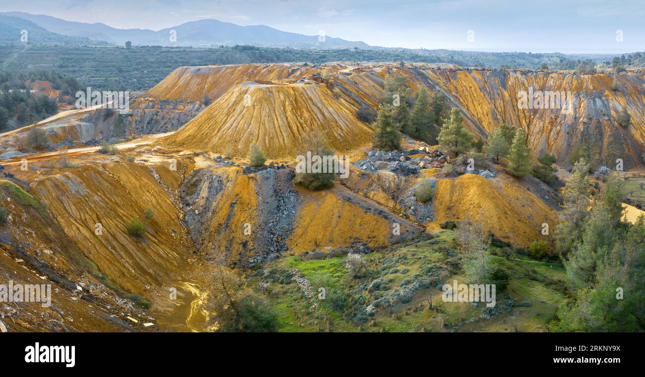 Panorama von leuchtend gelben Rückständen von der verlassenen Memi-Pyritmine auf Zypern, wobei das Gebiet restauriert und die Wiederaufforstung fortgesetzt wird Stockfoto