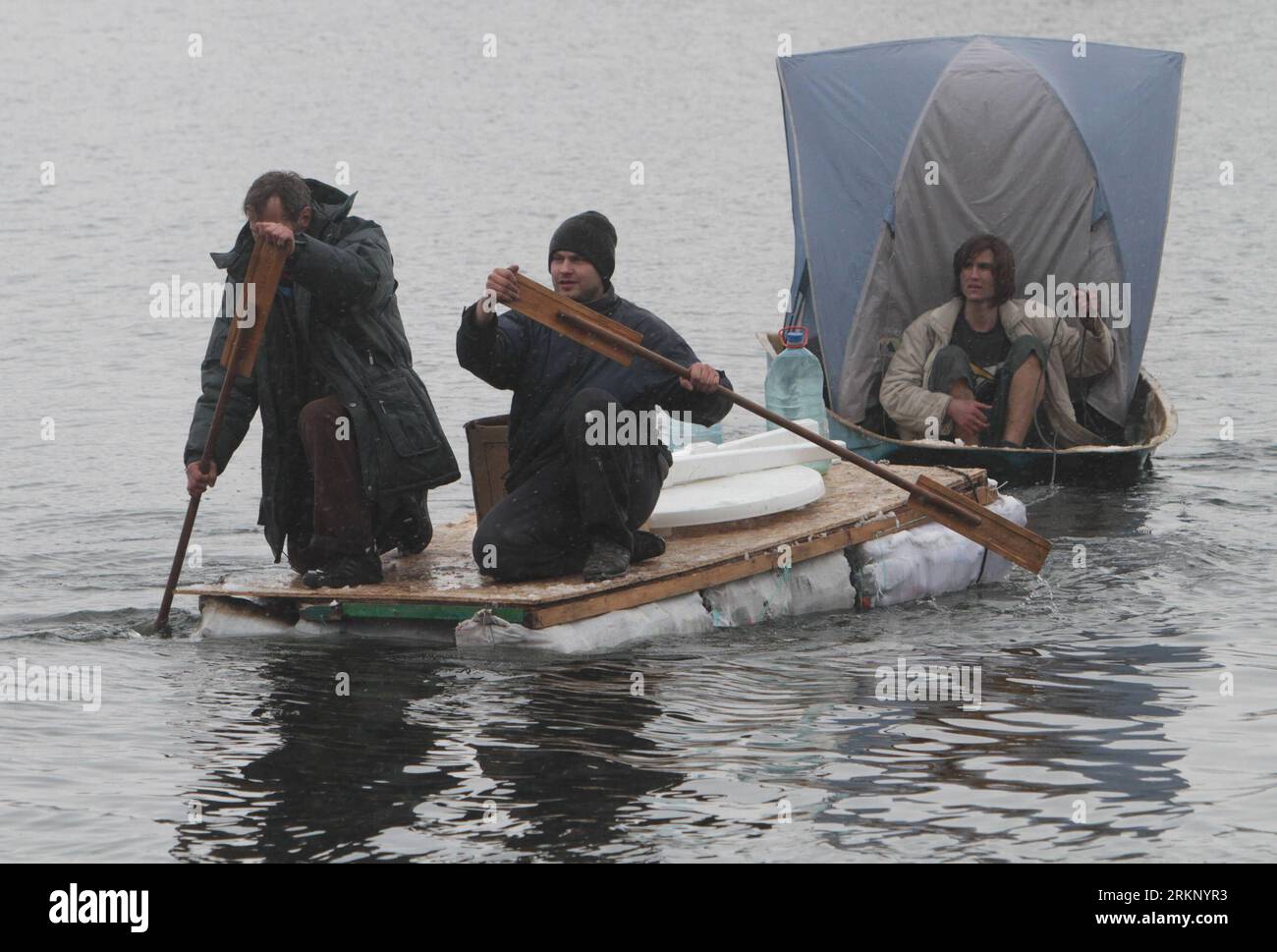 Bildnummer: 57729042 Datum: 28.03.2012 Copyright: imago/Xinhua (120328) -- KIEW, 28. März 2012 (Xinhua) -- Artem Sugoniakin (R) wird am 28. März 2012 mit Hilfe seiner Freunde auf eine einsame Insel in der Nähe von Kiew, Ukraine, gebracht. Artem Sugoniakin aus der Ukraine, 18 Jahre alt, ist Yogi. Er hat ein einfaches Leben gelebt, ohne die materiellen Bedürfnisse zu berücksichtigen. Er ging am Mittwoch auf eine verlassene Insel in der Nähe von Kiew und begann ein Leben von Robinson zu führen, der ein Held in dem amerikanischen Roman Robinson Crusoe ist. Er sagte, dass er im kommenden Sommer geplant habe, 33 Länder zu Fuß zu bereisen. (Xinhua/Sergey St. Stockfoto