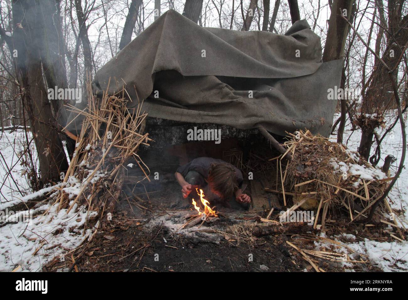 Bildnummer: 57729039 Datum: 28.03.2012 Copyright: imago/Xinhua (120328) -- KIEW, 28. März 2012 (Xinhua) -- Artem Sugoniakin versucht am 28. März 2012 vor seinem Zelt auf einer einsamen Insel in der Nähe von Kiew, Ukraine, ein Feuer zu machen. Artem Sugoniakin aus der Ukraine, 18 Jahre alt, ist Yogi. Er hat ein einfaches Leben gelebt, ohne die materiellen Bedürfnisse zu berücksichtigen. Er ging am Mittwoch auf eine verlassene Insel in der Nähe von Kiew und begann ein Leben von Robinson zu führen, der ein Held in dem amerikanischen Roman Robinson Crusoe ist. Er sagte, dass er im kommenden Sommer geplant habe, 33 Länder zu Fuß zu bereisen. (Xinhua/Sergey Starosten Stockfoto