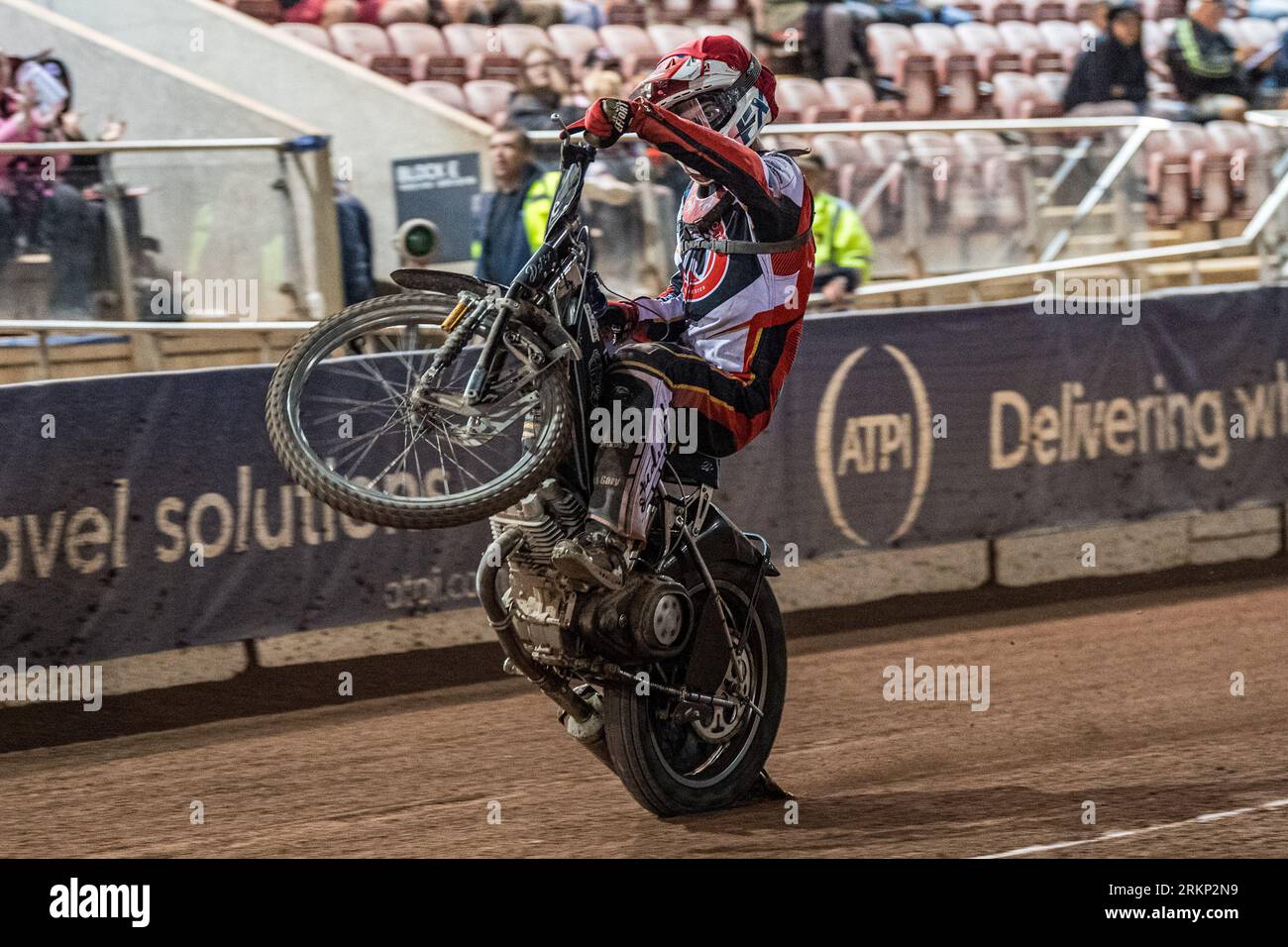 Freddy Hodder feiert am Freitag, den 25. August 2023, mit einem Wheelie während des Spiels der National Development League zwischen Belle Vue Colts und Workington Comets im National Speedway Stadium in Manchester. (Foto: Ian Charles | MI News) Credit: MI News & Sport /Alamy Live News Stockfoto