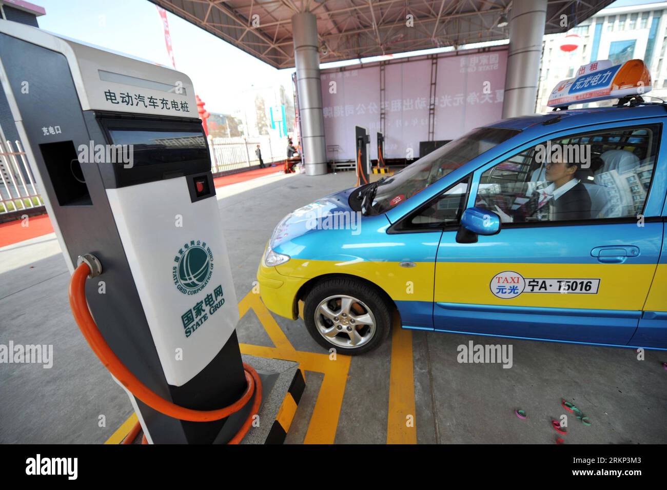 Bildnummer: 57884663 Datum: 10.04.2012 Copyright: imago/Xinhua (120410) -- YINCHUAN, 10. April 2012 (Xinhua) -- ein elektrisches Taxi wartet auf den Batteriewechsel an einer Ladestation in Yinchuan, der Hauptstadt der nordwestchinesischen Autonomen Region Ningxia Hui, 10. April 2012. Die Stadt Yingchuan eröffnete am Dienstag ihre erste Ladestation für elektrische Taxiwagen mit insgesamt 28 Ladegeräten. Derzeit sind in Yinchuan 20 elektrische Taxiwagen in Betrieb. (Xinhua/Peng Zhaozhi) (zhs) CHINA-YINCHUAN-ELECTRIC TAXI (CN) PUBLICATIONxNOTxINxCHN Wirtschaft Transport Logistik Taxi Elektroauto Auto x0x xst 2012 q Stockfoto