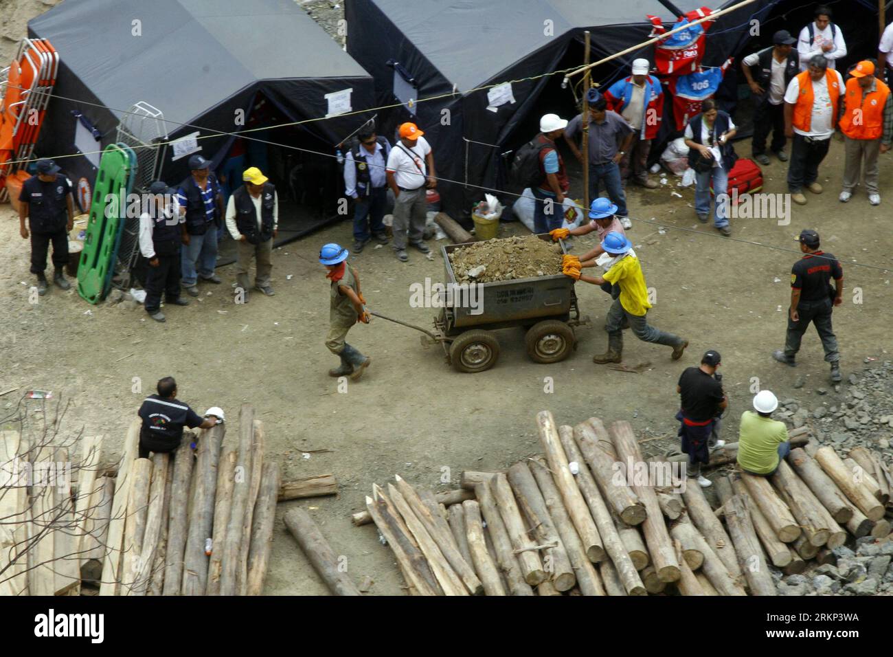 Bildnummer: 57885650 Datum: 10.04.2012 Copyright: imago/Xinhua (120411) -- ICA, 11. April 2012 (Xinhua) -- peruanische Rettungskräfte entfernen am 10. April 2012 Schutt aus dem Unfallgebiet, wo neun Minenarbeiter in einer Bergbaugrube im Bezirk Yauca de Rosario, Departement Ica, Peru, gefangen bleiben. Die neun Minenarbeiter Perus, die sechs Tage lang unter Tage gefangen waren, könnten bald freigelassen werden, sagte die Ministerin für Frauen und gefährdete Bevölkerungsgruppen Ana Jara am Dienstag.(Xinhua/Luis Camacho) (srb) PERU-ICA-MINENUNFALL PUBLICATIONxNOTxINxCHN Gesellschaft Bergbau Unglück Grubenunglück Kupfermine Rettung xjh x0x 2012 qu Stockfoto