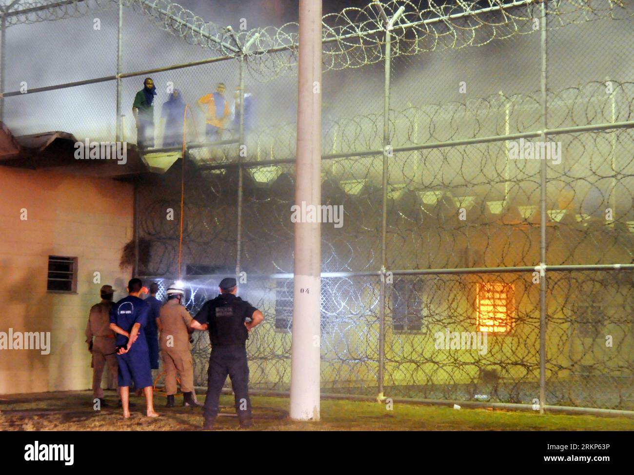 Bildnummer: 57904124 Datum: 16.04.2012 Copyright: imago/Xinhua (120417) -- ARACAJU, 17. April 2012 (Xinhua) -- Polizeibeamte von Riot halten am 16. April 2012 die Wache über den Hochsicherheits-Strafvollzugskomplex Antonio Jacinto Filho in der Stadt Aracaju, der regionalen Hauptstadt des nordwestlichen Bundesstaates Sergipe, Brasilien. Mehr als 450 Gefangene gerieten im Strafvollzugskomplex als Protest gegen die Aggressionen, die von Gefängnissicherheitsbeamten begangen wurden. Die Demonstranten nahmen drei Sicherheitskräfte als Geiseln, berichteten lokale Medien. (Xinhua/Jorge Henrique/Agencia Estado) (AE) (tm) (sp) (BRAZIL OUT) BRASILIEN-ARACAJU-PRISON RI Stockfoto