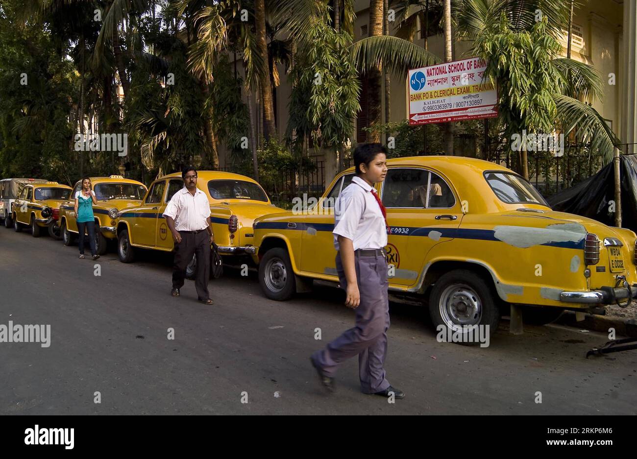Bildnummer: 57913719 Datum: 19.04.2012 Copyright: imago/Xinhua (120419) -- CALCUTTA, 19. April 2012 (Xinhua) -- indische Pendler laufen am Taxistand in Calcutta, der Hauptstadt des ostindischen Bundesstaates Westbengalen, am 19. April 2012 vorbei. Tausende von Pendlern, insbesondere Bürobesuchern, wurden in dieser Metropole im Osten Indiens schikaniert, als die Mehrheit der Taxifahrer am Donnerstag in einen Streik ging, um gegen die Greueltaten der Polizei zu protestieren und einen Fahrpreis zu fordern. (Xinhua/Tumpa Mondal) (zjl) INDIA-CALCUTTA-TAXI-STRIKE PUBLICATIONxNOTxINxCHN Gesellschaft Arbeitskampf Streik Taxi Taxifahrer Premiere xbs x0x 2012 Stockfoto