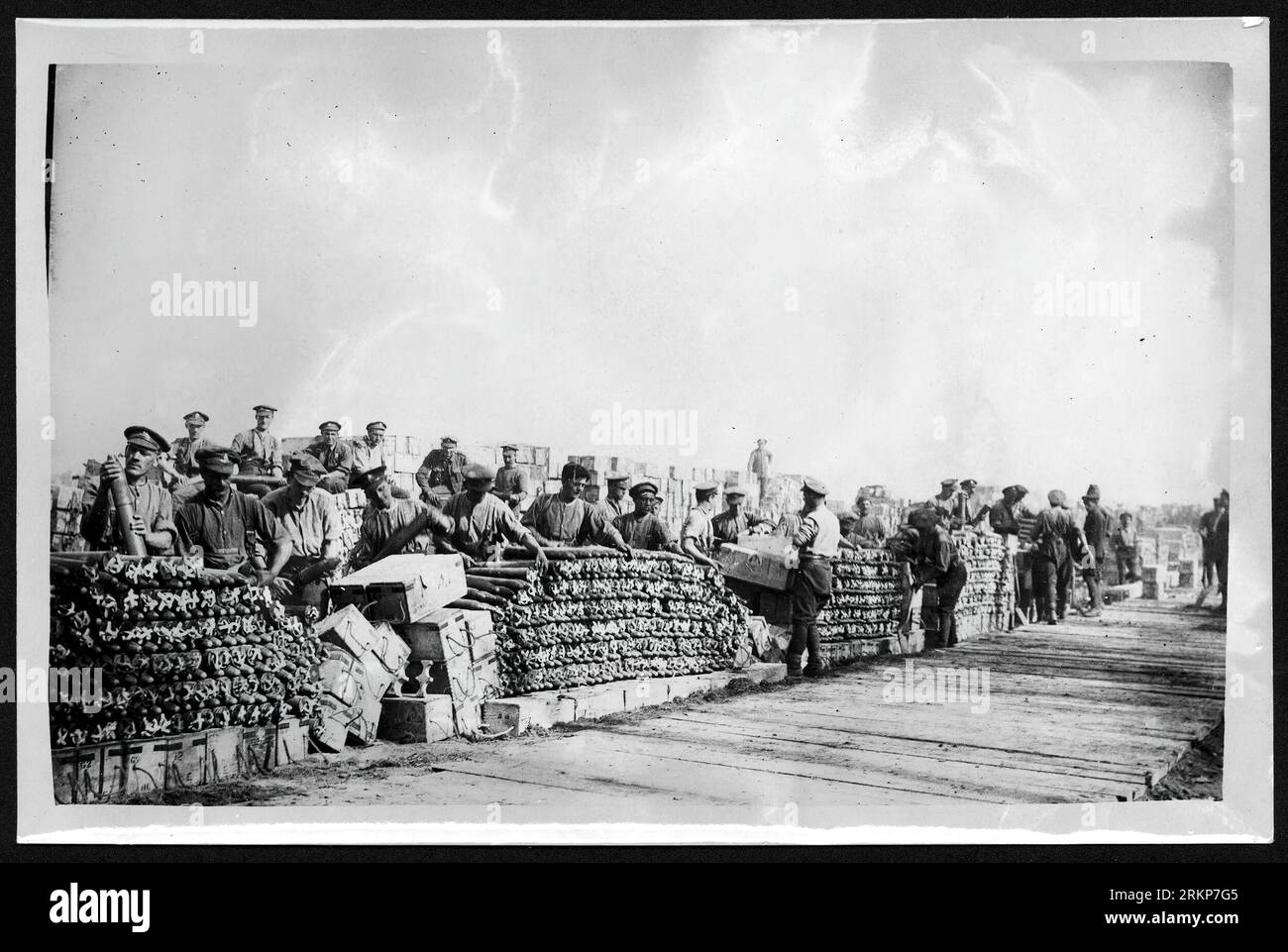 An der Westfront. Der 1. Weltkrieg oder der 1. Weltkrieg, oft abgekürzt als der 1. Weltkrieg, war ein großer globaler Konflikt, der von 1914 bis 1918 andauerte. Es wurde zwischen zwei Koalitionen, den Alliierten und den Mittelmächten, ausgetragen. Kämpfe fanden in ganz Europa, im Nahen Osten, in Afrika, im Pazifik und in Teilen Asiens statt. Im ersten Jahrzehnt des 20. Jahrhunderts nahmen die diplomatischen Spannungen zwischen den europäischen Großmächten zu. Dies erreichte am 28. Juni 1914 einen Höhepunkt, als ein bosnischer Serbe namens Gavrilo Princip Erzherzog Franz Ferdinand ermordete. Stockfoto