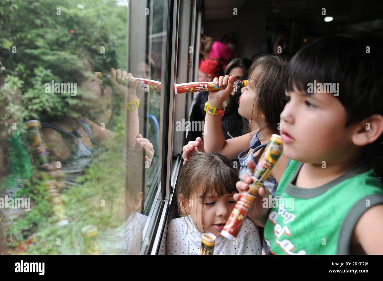 Bildnummer: 57920529 Datum: 21.04.2012 Copyright: imago/Xinhua (120422) -- CURITIBA, 22. April 2012 (Xinhua) -- Kinder schauen aus dem Fenster während der Bahnfahrt von Curitiba nach Morretes in Brasilien, 21. April 2012. Während der vierstündigen Tour auf der 110 Kilometer langen Eisenbahn fahren die Züge durch 14 Tunnel, 30 Brücken, jenseits von Bergen und Viadukten, was diese Strecke zur berühmtesten Zugfahrt Brasiliens macht, die jährlich 2 Millionen Touristen anzieht. (Xinhua/Weng Xinyang) (ctt) BRAZIL-CURITIBA-MORRETES-TRAIN PUBLICATIONxNOTxINxCHN Gesellschaft Verkehr Bahn Land Leute xjh x1x 2012 quer 57920529 Dat Stockfoto