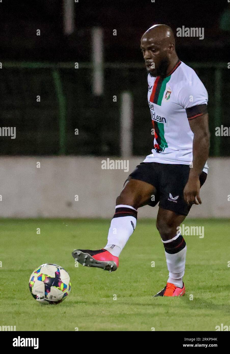 BetMcLean Oval, Belfast, Nordirland, Vereinigtes Königreich. August 2023. Sport Direct Premiership – Glentoran 1 Larne 2, Fußballspieler der Irish League, Glentoran-Fußballspieler Fuad Sule Stockfoto