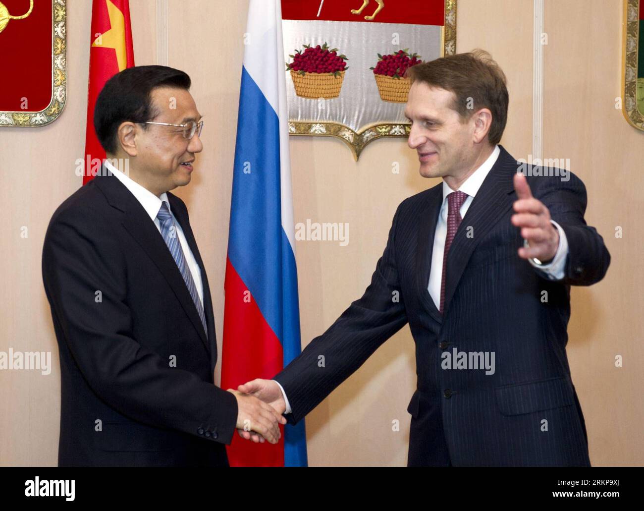 Bildnummer: 57937400 Datum: 27.04.2012 Copyright: imago/Xinhua (120427) -- MOSKAU, 27. April 2012 (Xinhua) -- der chinesische Vize-Premier Li Keqiang (L) schüttelt die Hände mit dem Vorsitzenden der russischen Staatsduma Sergej Naryschkin während eines Treffens mit ihm in Moskau, Russland, am 27. April 2012. (Xinhua/Huang Jingwei) (llp) RUSSLAND-MOSKAU-CHINA-LI KEQIANG-MEET PUBLICATIONxNOTxINxCHN People Politik xdp x0x 2012 quer premiumd 57937400 Datum 27 04 2012 Copyright Imago XINHUA Moskau April 27 2012 XINHUA Chinesischer Vize-Premier Keqiang l schüttelt die Hand mit dem Vorsitzenden der russischen STAATSDUMA Sergej Naryschkin während A Stockfoto
