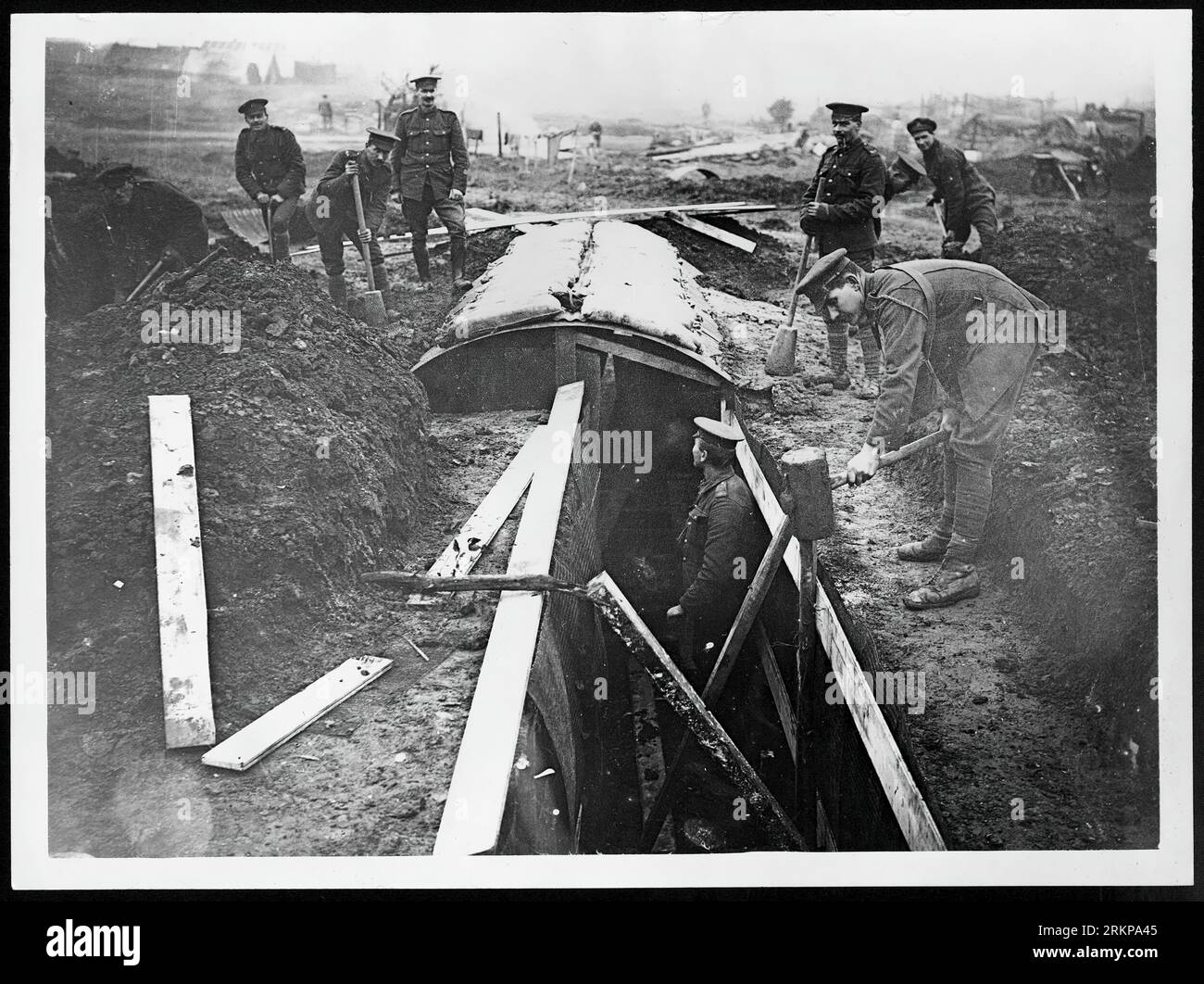 An der Westfront. Der 1. Weltkrieg oder der 1. Weltkrieg, oft abgekürzt als der 1. Weltkrieg, war ein großer globaler Konflikt, der von 1914 bis 1918 andauerte. Es wurde zwischen zwei Koalitionen, den Alliierten und den Mittelmächten, ausgetragen. Kämpfe fanden in ganz Europa, im Nahen Osten, in Afrika, im Pazifik und in Teilen Asiens statt. Im ersten Jahrzehnt des 20. Jahrhunderts nahmen die diplomatischen Spannungen zwischen den europäischen Großmächten zu. Dies erreichte am 28. Juni 1914 einen Höhepunkt, als ein bosnischer Serbe namens Gavrilo Princip Erzherzog Franz Ferdinand ermordete. Stockfoto