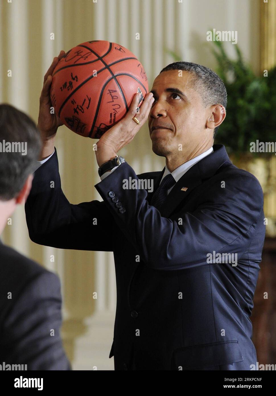 Bildnummer: 57957347 Datum: 04.05.2012 Copyright: imago/Xinhua (120505) -- WASHINGTON D.C., 5. Mai 2012 (Xinhua) -- US-Präsident Barack Obama spielt mit einem Basketball, der ihm vom Basketballteam der University of Kentucky während einer Veranstaltung zur Feier der NCAA-Meisterschaft 2012 im Weißen Haus in Washington D.C. am 4. Mai 2012 gegeben wurde. (Xinhua/Zhang Jun) US-WASHINGTON D.C.-OBAMA-NACC CHAMPION PUBLICATIONxNOTxINxCHN People Politik USA Basketball NCAA Premiere xmk x0x 2012 hoch 57957347 Datum 04 05 2012 Copyright Imago XINHUA Washington D C 5. Mai 2012 XINHUA US-Präsident Barack Oba Stockfoto