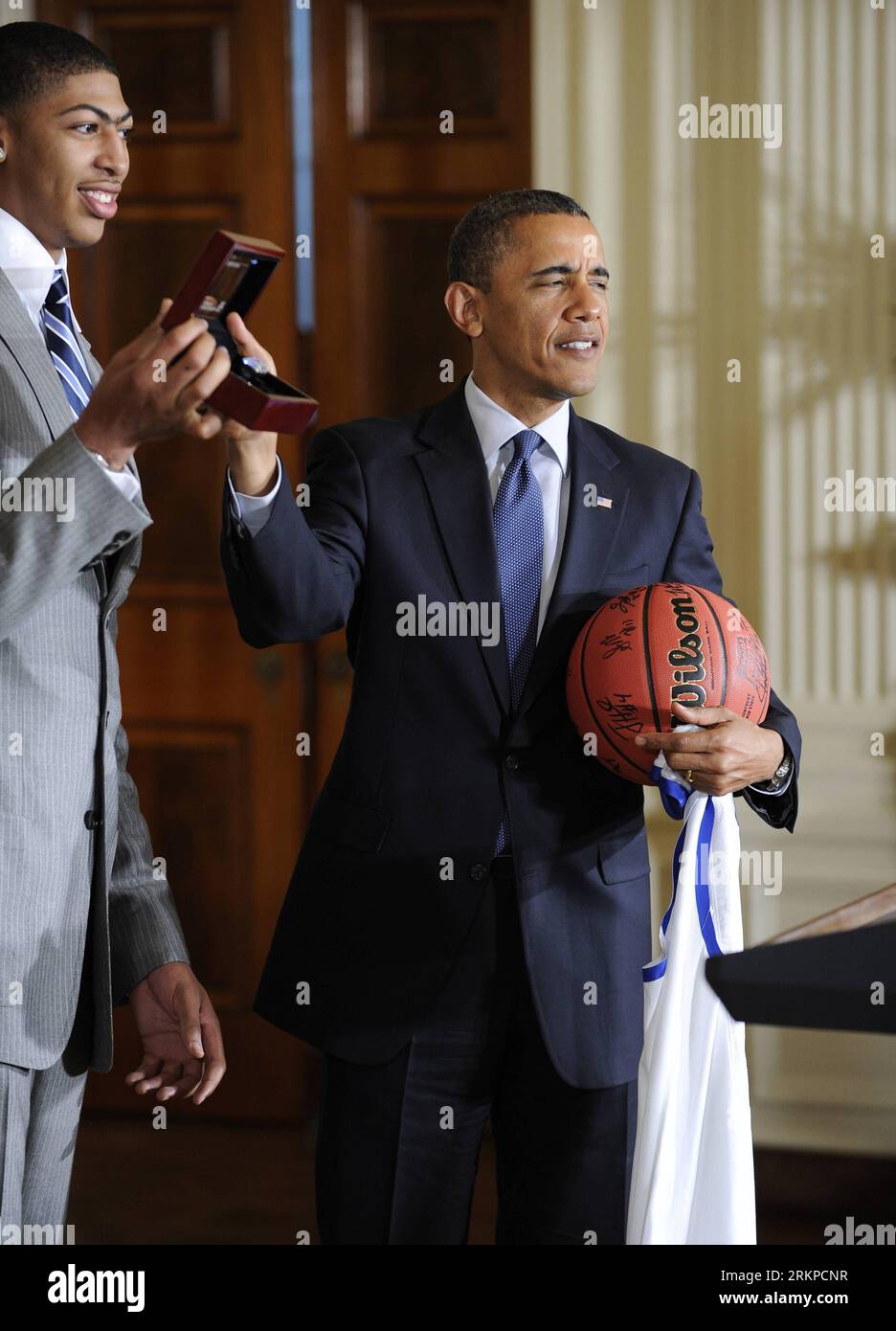 Bildnummer: 57957350 Datum: 04.05.2012 Copyright: imago/Xinhua (120505) -- WASHINGTON D.C., 5. Mai 2012 (Xinhua) -- US-Präsident Barack Obama (R) erhält einen Meisterschaftsring vom Basketballteam der University of Kentucky, das am 4. Mai 2012 im Weißen Haus in Washington D.C. seine NCAA-Meisterschaft 2012 feiert. (Xinhua/Zhang Jun) US-WASHINGTON D.C.-OBAMA-NACC CHAMPION PUBLICATIONxNOTxINxCHN People Politik USA Basketball NCAA Premiere xmk x0x 2012 hoch 57957350 Datum 04 05 2012 Copyright Imago XINHUA Washington D C 5. Mai 2012 XINHUA US-Präsident Barack Obama r Stockfoto