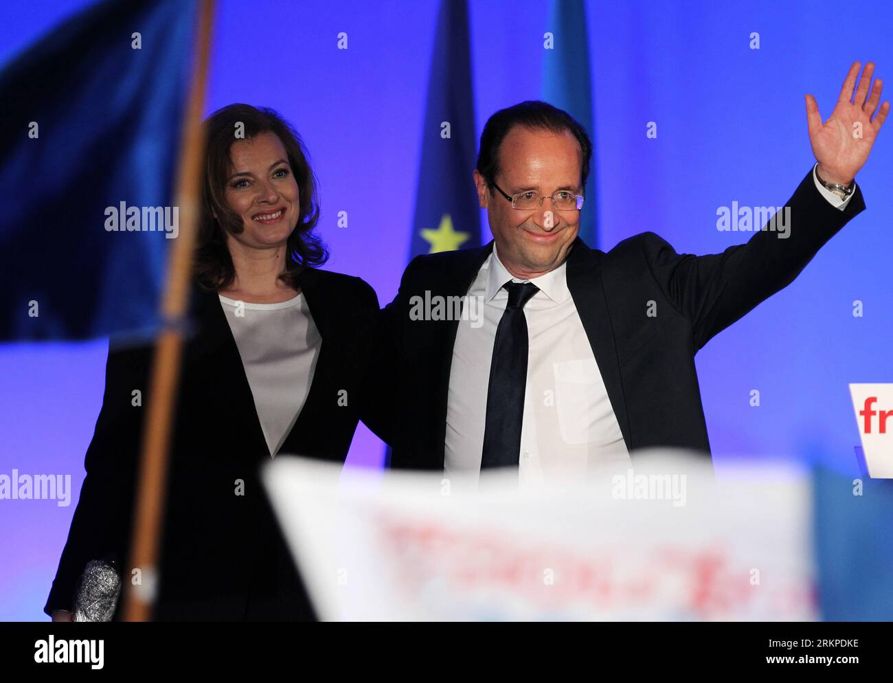 Bildnummer: 57962364 Datum: 06.05.2012 Copyright: imago/Xinhua (120506) -- TULLE, 6. Mai 2012 (Xinhua) -- Francois Hollande (R) und seine Lebensgefährtin Valerie Trierweiler nehmen an einer Kundgebung Teil, nachdem er den amtierenden französischen Präsidenten Nicolas Sarkozy am Sonntag, dem entscheidenden Präsidentschaftsabschlag, am 6. Mai 2012 in Tulle (Südfrankreich) besiegt hatte. Francois Hollande sagte, er sei stolz darauf, Frankreich Hoffnung zu geben, und dieser Wandel werde von nun an in einer Ansprache an seine Anhänger am Sonntagabend nach der Präsidentschaftswahl beginnen. (Xinhua/Gao Jing) (zx) FRANKREICH-TULLE-HOLLANDE-VICTO Stockfoto