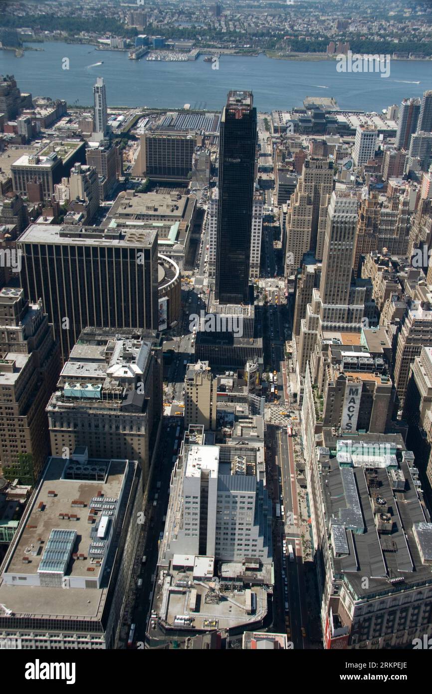 NY1-Gebäude von der Aussichtsplattform im 96. Stock des Empire State Building West 34th Street Midtown Manhattan NYC 2009 Stockfoto