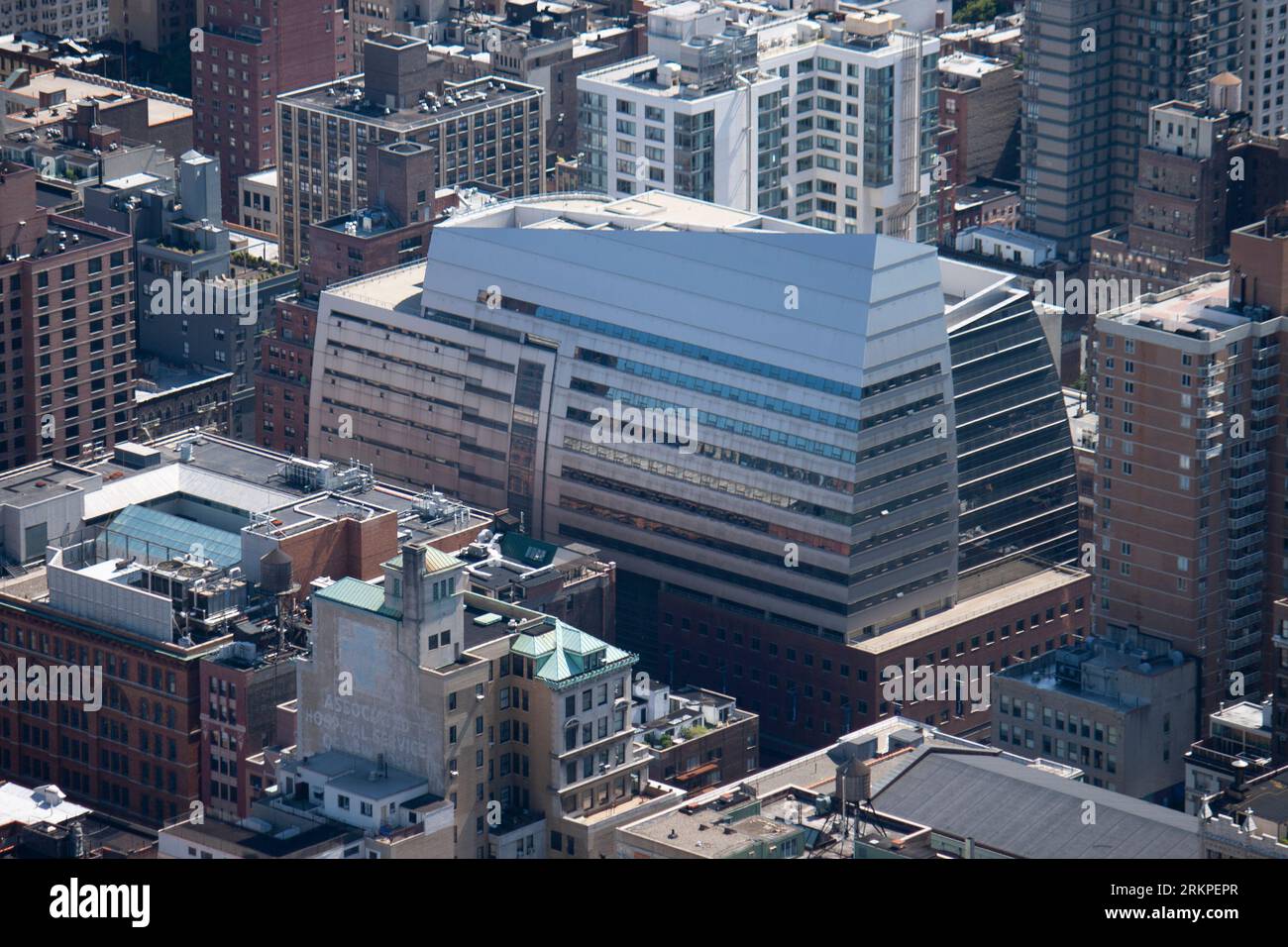 Ein Gebäude in Odd-Form, das von der Aussichtsplattform im 96. Stock des Empire State Building West 34th Street Manhattan NYC 2009 aus gesehen wird Stockfoto