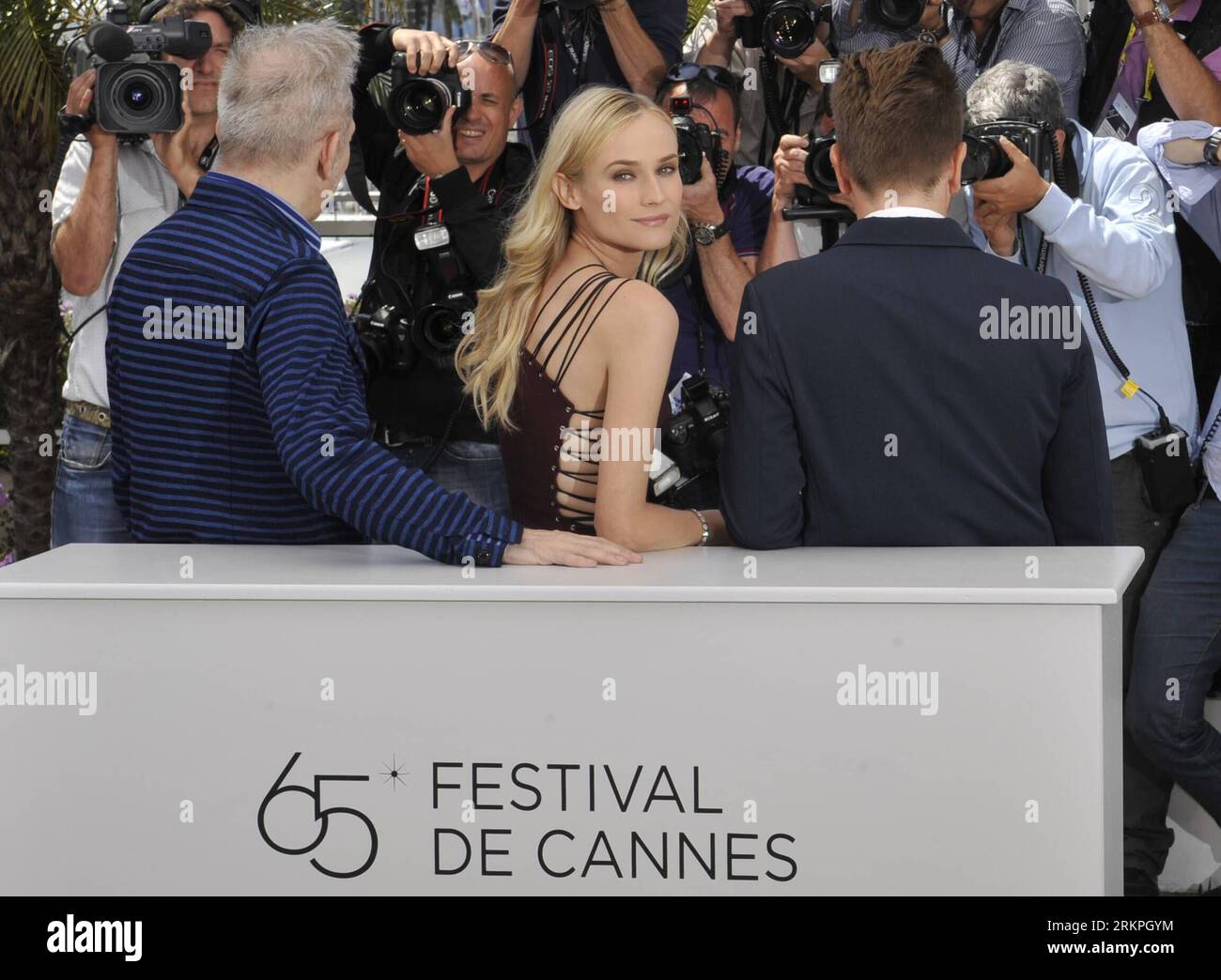 Bildnummer: 57995615 Datum: 16.05.2012 Copyright: imago/Xinhua (120516) -- CANNES, 16. Mai 2012 (Xinhua) -- die Filmjurys des 65. Filmfestivals von Cannes, der französische Designer Jean-Paul Gaultier, die deutsche Schauspielerin Diane Kruger und der britische Schauspieler Ewan Mc Gregor (von L bis R) posieren für Fotos während eines Fotogesprächs in Cannes, Südfrankreich, am 16. Mai 2012. Das Festival begann hier am Mittwoch. (Xinhua/YE Pingfan) (zjl) RANCE-CANNES-FILM FESTIVAL-PHOTOCALL-JURY PUBLICATIONxNOTxINxCHN Kultur Entertainment People Film 65. Internationale Filmfestspiele Cannes Photocall x0x xst 2012 quer Aufma Stockfoto