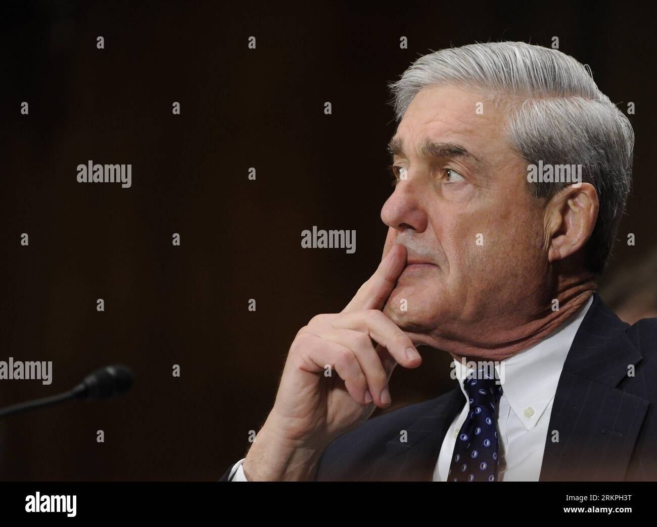 (120516) -- WASHINGTON D.C., 16. Mai 2012 (Xinhua) -- der Direktor des US-FBI, Robert Mueller, bezeugt vor dem Justizausschuss des Senats für die Aufsicht über das FBI in Washington D.C., Hauptstadt der Vereinigten Staaten, 16. Mai 2012. Mueller sagte am Mittwoch, dass das Bureau eine Untersuchung eingeleitet hat, um herauszufinden, wer Informationen über einen Al-Qaida-Plan zur Platzierung eines Sprengsatzes an Bord eines Fluges einer US-amerikanischen Fluggesellschaft weitergegeben hat. (Xinhua/Zhang Jun) US-WASHINGTON-TERRORISM-FBI PUBLICATIONxNOTxINxCHN 120516 Washington D C 16. Mai 2012 XINHUA US Federal Bureau of Investigation FBI Director R Stockfoto