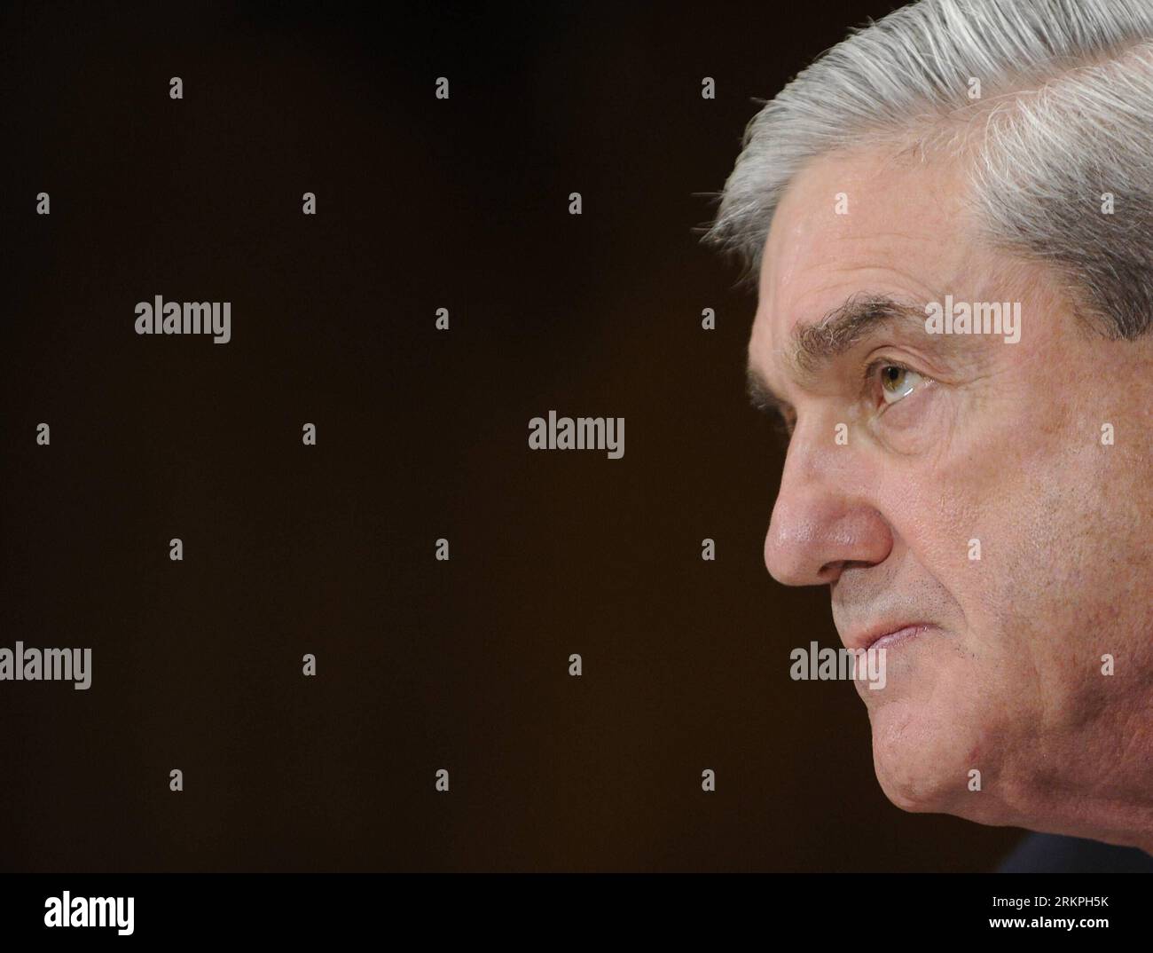 Bildnummer: 57996372 Datum: 16.05.2012 Copyright: imago/Xinhua (120516) -- WASHINGTON D.C., 16. Mai 2012 (Xinhua) -- der Direktor des US-FBI, Robert Mueller, bezeugt vor dem Justizausschuss des Senats über die Aufsicht des FBI in Washington D.C., der Hauptstadt der Vereinigten Staaten, am 16. Mai 2012. Mueller sagte am Mittwoch, dass das Bureau eine Untersuchung eingeleitet hat, um herauszufinden, wer Informationen über einen Al-Qaida-Plan zur Platzierung eines Sprengsatzes an Bord eines Fluges einer US-amerikanischen Fluggesellschaft weitergegeben hat. (Xinhua/Zhang Jun) US-WASHINGTON-TERRORISM-FBI PUBLICATIONxNOTxINxCHN People Politik Porträt xdp x Stockfoto