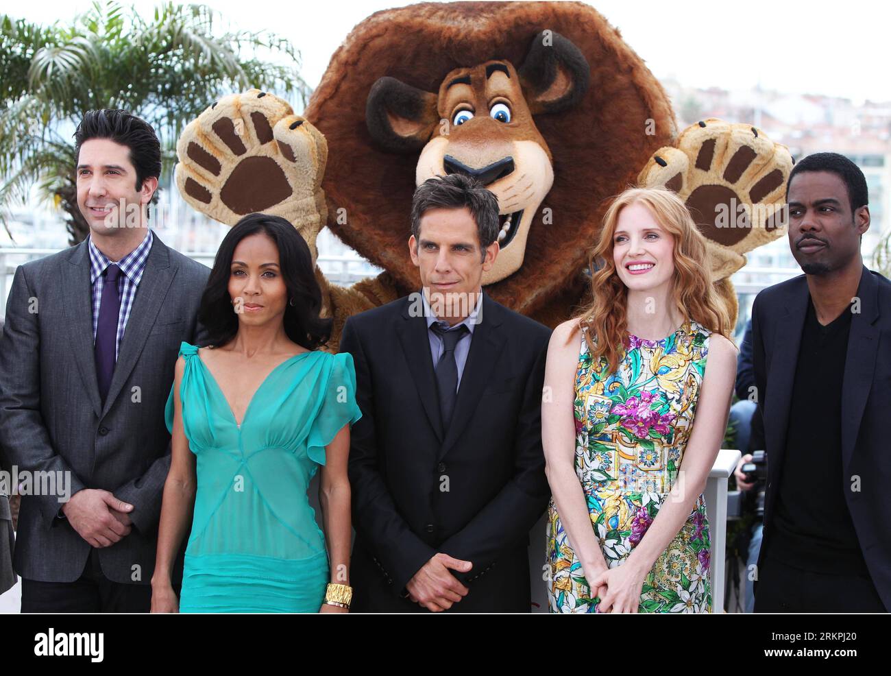 Bildnummer: 58003523 Datum: 18.05.2012 Copyright: imago/Xinhua (120518) -- CANNES, 18. Mai 2012 (Xinhua) -- Cast Members of American Film Madagascar 3: die US-amerikanischen Schauspieler Chris Rock, Jessica Chastain, Ben Stiller, Jada Pinkett Smith und David Schwimmer posieren für Fotos während eines Fotogesprächs beim 65. Filmfestival von Cannes, Cannes, Frankreich, 18. Mai 2012. (Xinhua/Gao Jing) (zy) FRANCE-CANNES-MADAGASCAR 3 PUBLICATIONxNOTxINxCHN Kultur Entertainment People Film 65. Internationale Filmfestspiele Cannes Photocall xcb x0x 2012 quer 58003523 Datum 18 05 2012 Copyright Im Stockfoto