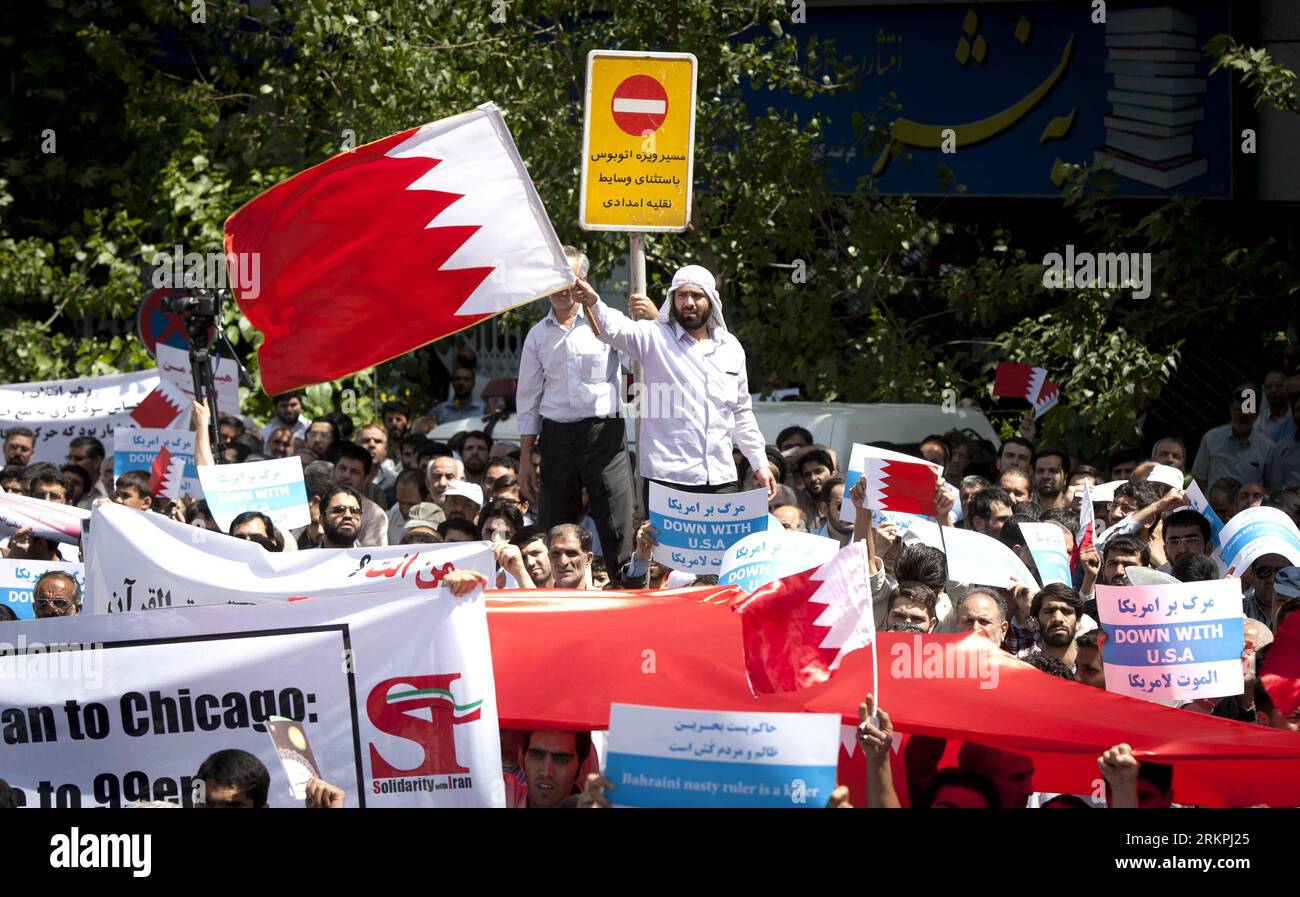 Bildnummer: 58003187 Datum: 18.05.2012 Copyright: imago/Xinhua (120518) -- TEHERAN, 18. Mai 2012 (Xinhua) -- ein iranischer Demonstrant weht während einer Kundgebung in Teheran, Iran, am 18. Mai 2012 eine bahrainische Flagge. Handredes iranischer Demonstranten halten eine Kundgebung ab, um gegen Saudi-Arabiens Plan zu protestieren, eine Union des Golf-Kooperationsrates (GCC) zu gründen, nachdem freitag gebetet wurde. (Xinhua/Ahmad Halabisaz) (msq) IRAN-BAHRAIN-DEMONSTRATION PUBLICATIONxNOTxINxCHN Politik Demo Protest xda x0x 2012 quer 58003187 Datum 18 05 2012 Copyright Imago XINHUA TEHERAN 18. Mai 2012 XINHUA an iranischen Demonstranten weckt eine bahrainische FLA Stockfoto