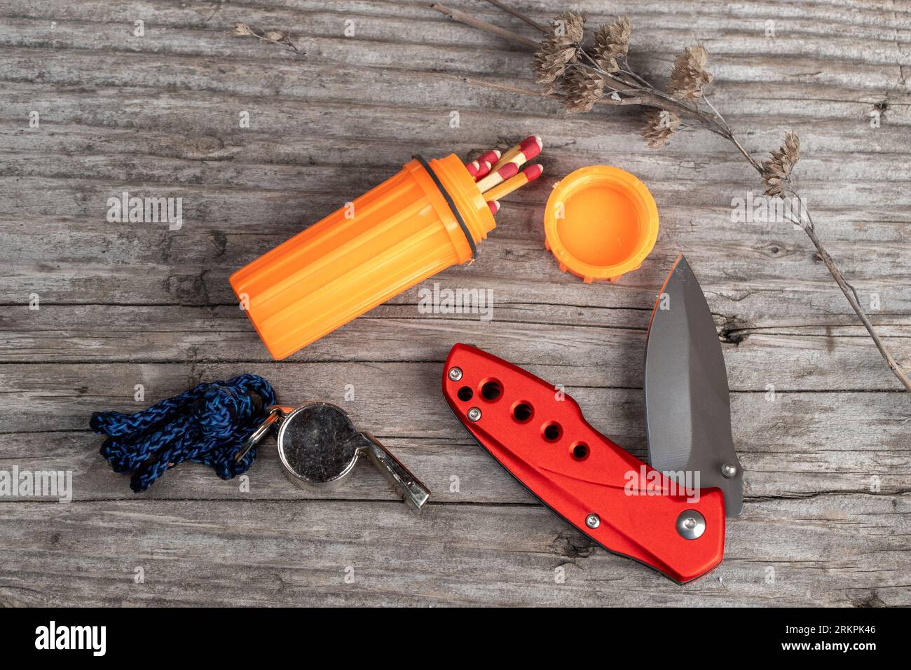 Messer, Pfeife und hölzerne Streichhölzer in einem wasserdichten Behälter auf hölzernem Hintergrund Stockfoto