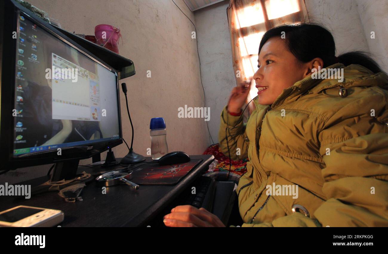 Bildnummer: 58016573 Datum: 22.05.2012 Copyright: imago/Xinhua (120522) -- PEKING, 22. Mai 2012 (Xinhua) -- das Dateifoto, das am 18. Januar 2011 aufgenommen wurde, zeigt Su Xiaolin online in ihrem Haus in Qidong, der ostchinesischen Provinz Jiangsu. Immer mehr körperlich behinderte Menschen in China haben Wege gefunden, sich dem Land anzuschließen, das sich in der Eile des Landes befindet, was sie hätte zurücklassen können, wenn es nicht um das Internet geht. Laut Quellen von Taobao, der größten E-Commerce-Plattform des Landes, verwalten mehr als 30.000 Behinderte im ganzen Land Online-Shops unter Taobao.com. Offizielle Statistiken zeigen, dass China derzeit ist Stockfoto