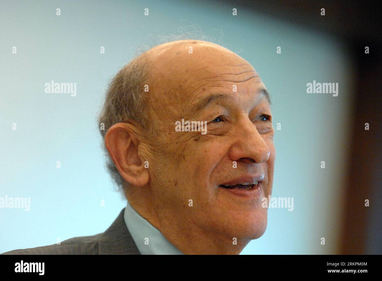 120523 -- SINGAPUR, 23. Mai 2012 Xinhua -- emeritierter Professor für Sozialwissenschaften der Harvard University, Professor Ezra Vogel, spricht während der Medienkonferenz an der Singapore Management University SMU am 23. Mai 2012. Prof. Vogel ist auf Einladung der SMU zu zweiwöchigem Besuch in Singapur. Xinhua/then Chih Wey SINGAPORE-EZRA YOGEL-VISIT PUBLICATIONxNOTxINxCHN Stockfoto