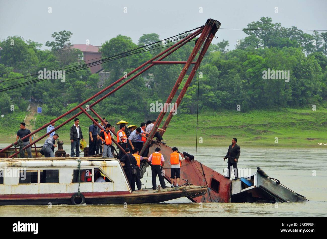 Bildnummer: 58040510 Datum: 27.05.2012 Copyright: imago/Xinhua (120528) -- LUXI, 28. Mai 2012 (Xinhua) -- Wreckers binden das versunkene Boot im Yuanjiang River im Luxi County, Provinz Hunan in Zentralchina, 28. Mai 2012. Zwei wurden als tot bestätigt und neun wurden bei einem Passagierschiff, das am 27. Mai im Yuanjiang River im Luxi County versenkte, immer noch vermisst. Zum Zeitpunkt des Unfalls waren 25 an Bord, 14 davon wurden gerettet. (Xinhua/Zhou Mian) (llp) CHINA-HUNAN-LUXI-BOAT SINKING-RESCUE (CN) PUBLICATIONxNOTxINxCHN Gesellschaft Bergung sinken Schiff Havarie Fluss Stockfoto