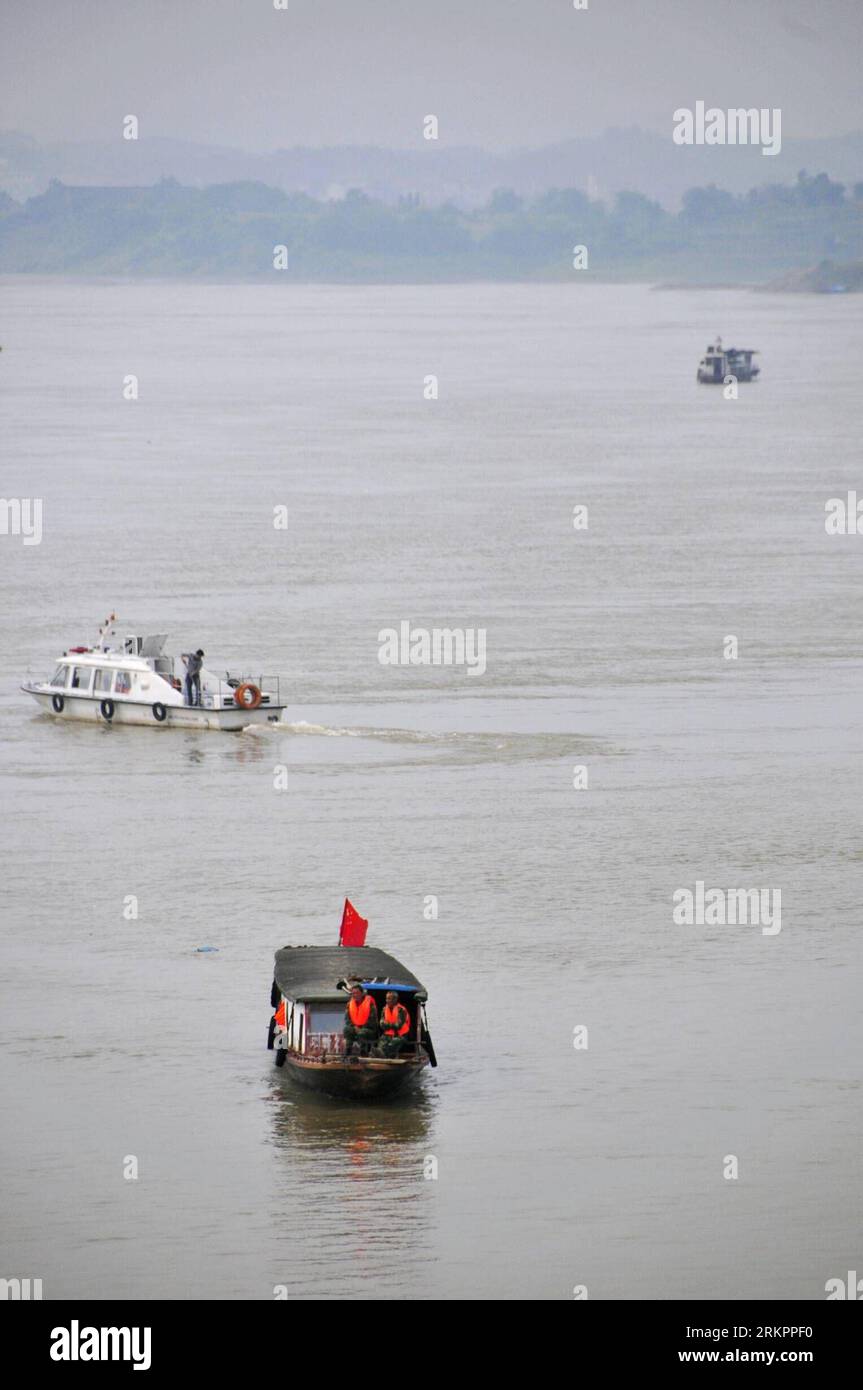 Bildnummer: 58040512 Datum: 27.05.2012 Copyright: imago/Xinhua (120528) -- LUXI, 28. Mai 2012 (Xinhua) -- Resucers Search for the Missing in the Yuanjiang River in Luxi County, Central China s Hunan Province, 28. Mai 2012. Zwei wurden als tot bestätigt und neun wurden bei einem Passagierschiff, das am 27. Mai im Yuanjiang River im Luxi County versenkte, immer noch vermisst. Zum Zeitpunkt des Unfalls waren 25 an Bord, 14 davon wurden gerettet. (Xinhua/Zhou Mian) (llp) CHINA-HUNAN-LUXI-BOAT SINKING-RESCUE (CN) PUBLICATIONxNOTxINxCHN Gesellschaft Bergung sinken Schiff Havarie FL Stockfoto