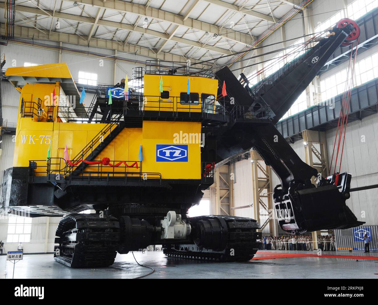 Bildnummer: 58071999 Datum: 05.06.2012 Copyright: imago/Xinhua (120605) -- TAIYUAN, 5. Juni 2012 (Xinhua) -- Foto aufgenommen am 5. Juni 2012 zeigt den Bergbaubagger WK-75, der von der Taiyuan Heavy Machinery Group Co., Ltd. In Taiyuan, der Hauptstadt der nordchinesischen Provinz Shanxi, hergestellt wurde. Die große Ausrüstung, etwa 37,5 Meter lang, 17,3 Meter breit und 2.000 Tonnen schwer, ist der größte Bergbaubagger der Welt. Er kann fünf Millionen Tonnen Kohle in einem einzigen Monat graben. (Xinhua/Yan Yan)(mcg) CHINA-TAIYUAN-BERGBAUBAGGER (CN) PUBLICATIONxNOTxINxCHN Wirtschaft Präsentation B Stockfoto
