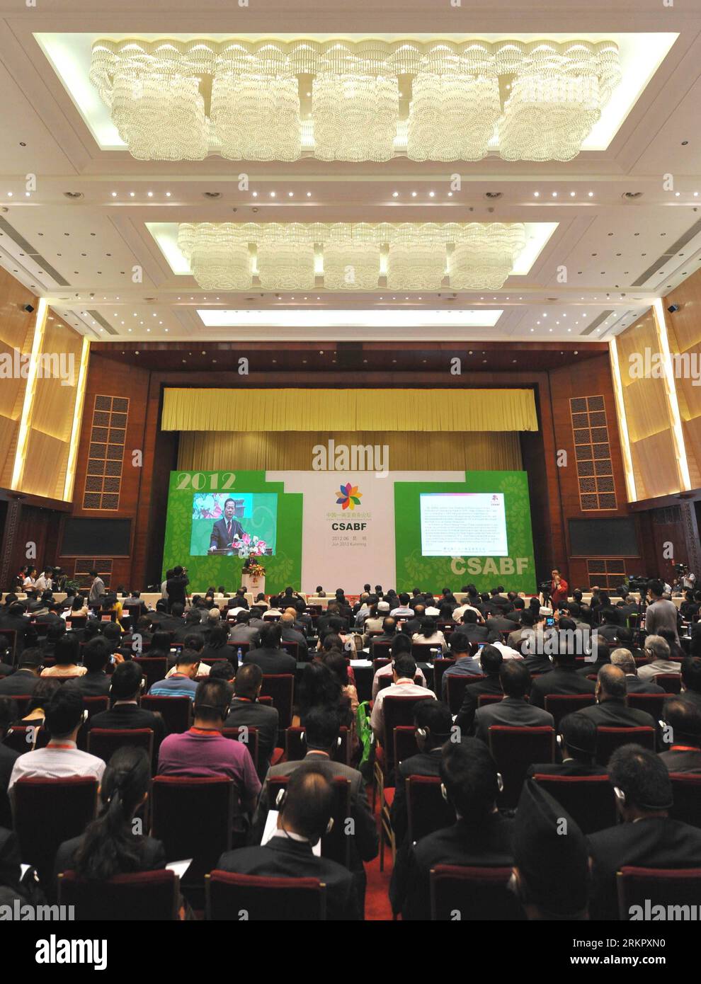 Bildnummer: 58072007 Datum: 05.06.2012 Copyright: imago/Xinhua (120605) -- KUNMING, 5. Juni 2012 (Xinhua) -- Delegierte nehmen an der Eröffnungszeremonie des China-Südasien Business Forums in Kunming, Hauptstadt der südwestchinesischen Provinz Yunnan, am 5. Juni 2012 Teil. Mehr als 300 Delegierte aus China und südasiatischen Ländern nahmen an dem dreitägigen Forum Teil, das am Dienstag hier ihren Anfang nahm. (Xinhua/Lin Yiguang) (ry) CHINA-KUNMING-SOUTH ASIA-BUSINESS FORUM (CN) PUBLICATIONxNOTxINxCHN Wirtschaft Wirtschaftsforum Südasien Premiere xbs x0x 2012 hoch 58072007 Datum 05 06 2012 Copyright Imago XINHUA Kunmi Stockfoto