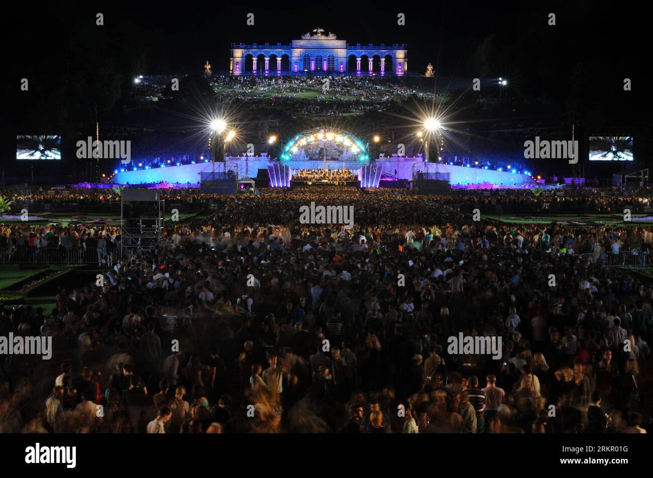 Bildnummer: 58080086 Datum: 07.06.2012 Copyright: imago/Xinhua (120607) -- WIEN, 7. Juni 2012 (Xinhua) -- Teilnahme am Sommernachtskonzert der Wiener Philharmoniker am 7. Juni 2012 im Schloss Schönbrunn in Wien. Das beliebte Open-Air-Konzert mit freiem Eintritt wurde um 100.000 besucht und fand in der Umgebung des Schlosses Schönbrunn und seiner barocken Gärten statt, die zum UNESCO-Weltkulturerbe gehören. (Xinhua/Xu Liang) AUSTRIA-VIENNA-SUMMER NIGHT-CONCERT PUBLICATIONxNOTxINxCHN Gesellschaft Kultur Musik Schönbrunn PR Stockfoto