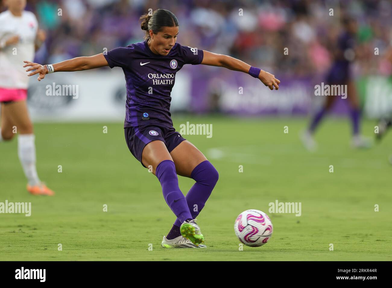 Orlando, Florida, USA. 25. August 2023. Orlando Pride Verteidigerin EMILY MADRIL (6) übergibt den Ball während der ersten Hälfte des NWSL Orlando Pride vs San Diego Wave FC Fußballspiels im Exploria Stadium in Orlando, FL am 25. August 2023. (Bild: © Cory Knowlton/ZUMA Press Wire) NUR REDAKTIONELLE VERWENDUNG! Nicht für kommerzielle ZWECKE! Stockfoto