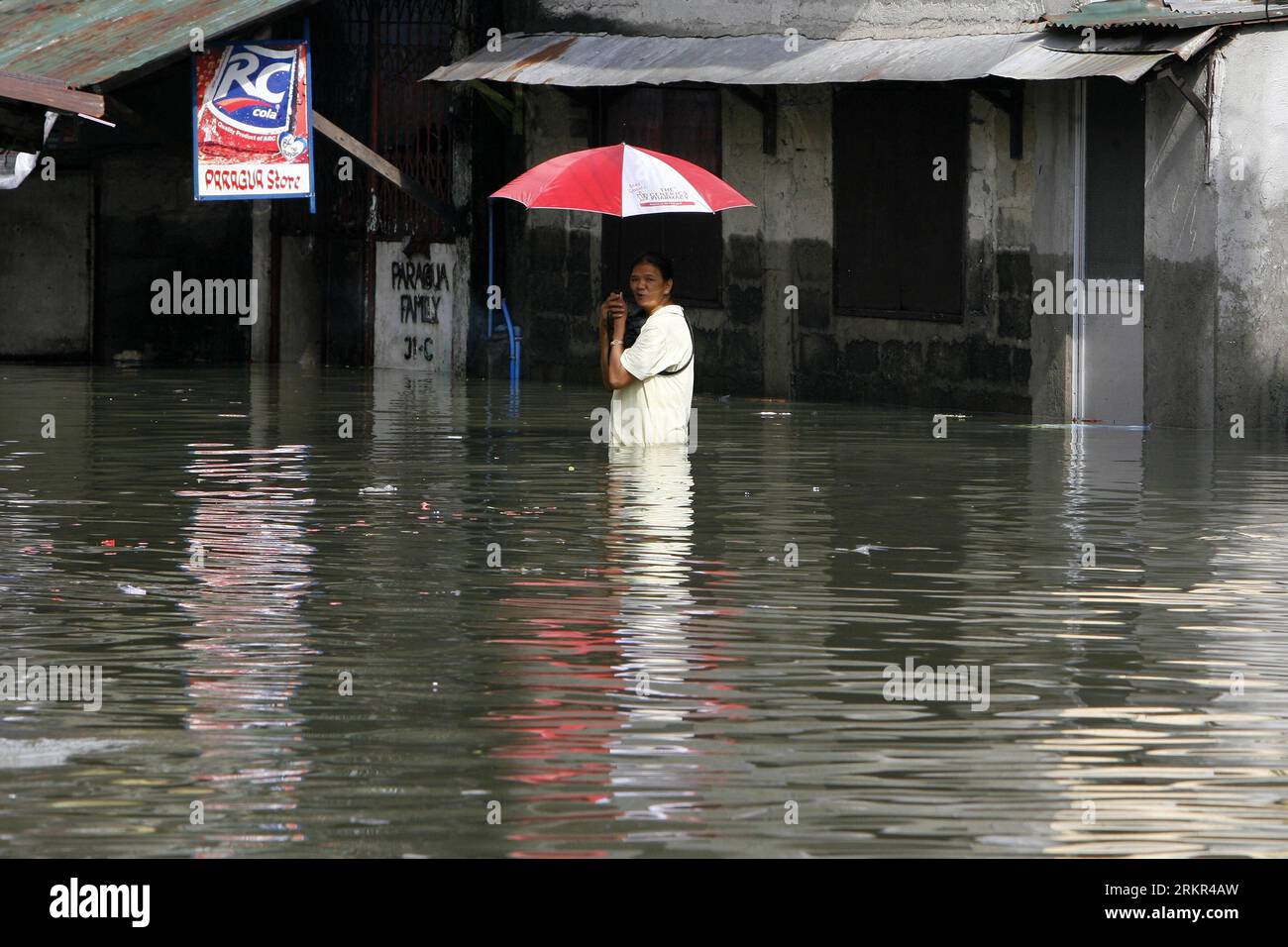 Bildnummer: 58115791 Datum: 18.06.2012 Copyright: imago/Xinhua (120618) -- MANILA, 18. Juni 2012 (Xinhua) -- Ein Bewohner waten auf einer überfluteten Straße in Quezon City, Philippinen, 18. Juni 2012. Gebiete in Metro Manila wurden von schweren Regenfällen überflutet, die durch den Taifun Guchol verursacht wurden, als er die Philippinen verließ. (Xinhua/Rouelle Umali) (zy) PHILIPPINEN-TAIFUN-FLUT PUBLICATIONxNOTxINxCHN Gesellschaft Wetter Regen Hochwasser xjh x0x Uraufführung kurios Komik 2012 quer Highlight 58115791 Datum 18 06 2012 Copyright Imago XINHUA Manila 18 Juni 2012 XINHUA a Resident Wade AUF einer überfluteten Straße in Quezon City The Stockfoto