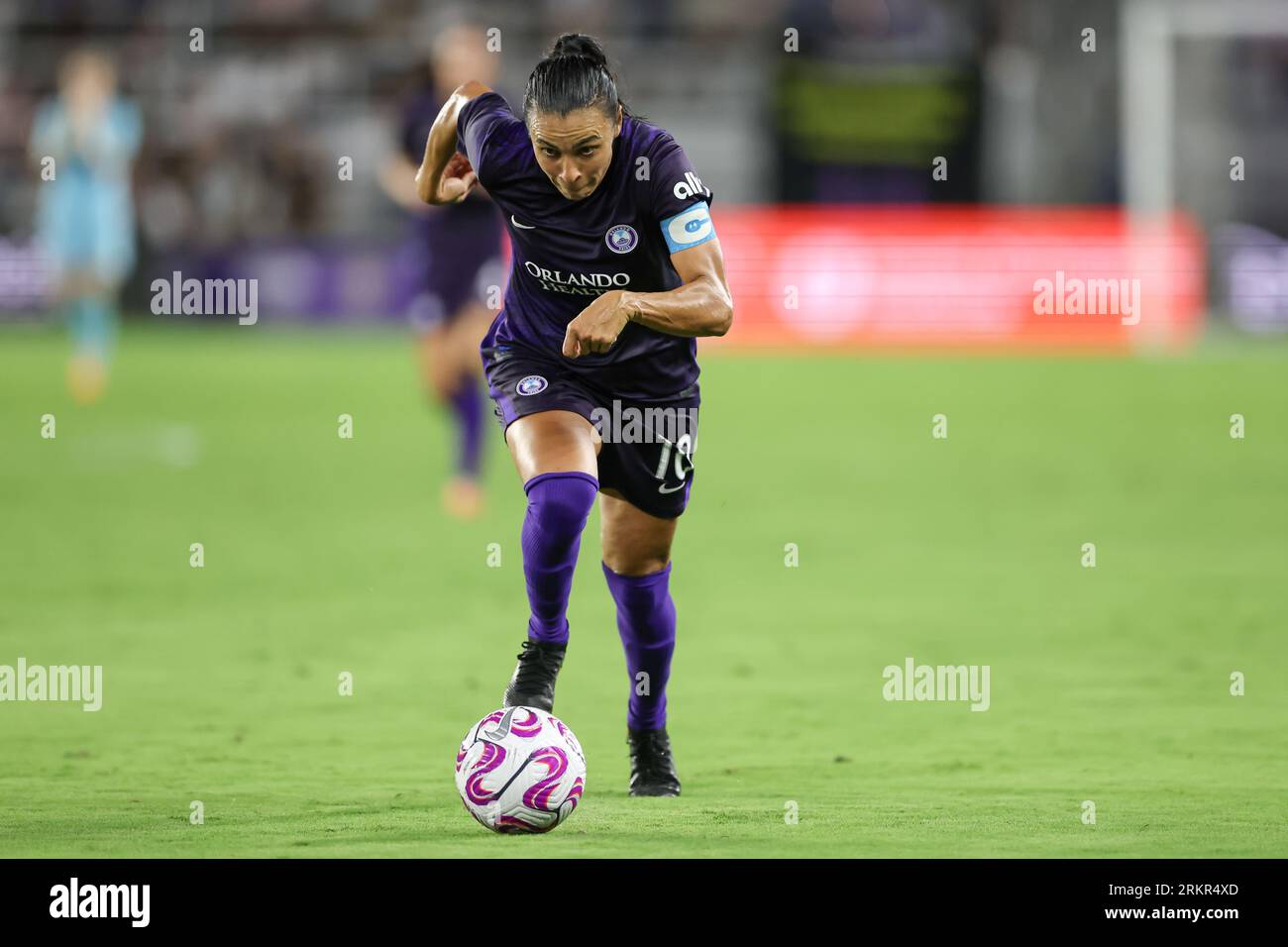 Orlando, Florida, USA. 25. August 2023. Orlando Pride Stürmer MARTA (10) greift den Ball in der zweiten Hälfte des NWSL Orlando Pride vs San Diego Wave FC Fußballspiels im Exploria Stadium in Orlando, FL am 25. August 2023 an. (Bild: © Cory Knowlton/ZUMA Press Wire) NUR REDAKTIONELLE VERWENDUNG! Nicht für kommerzielle ZWECKE! Stockfoto