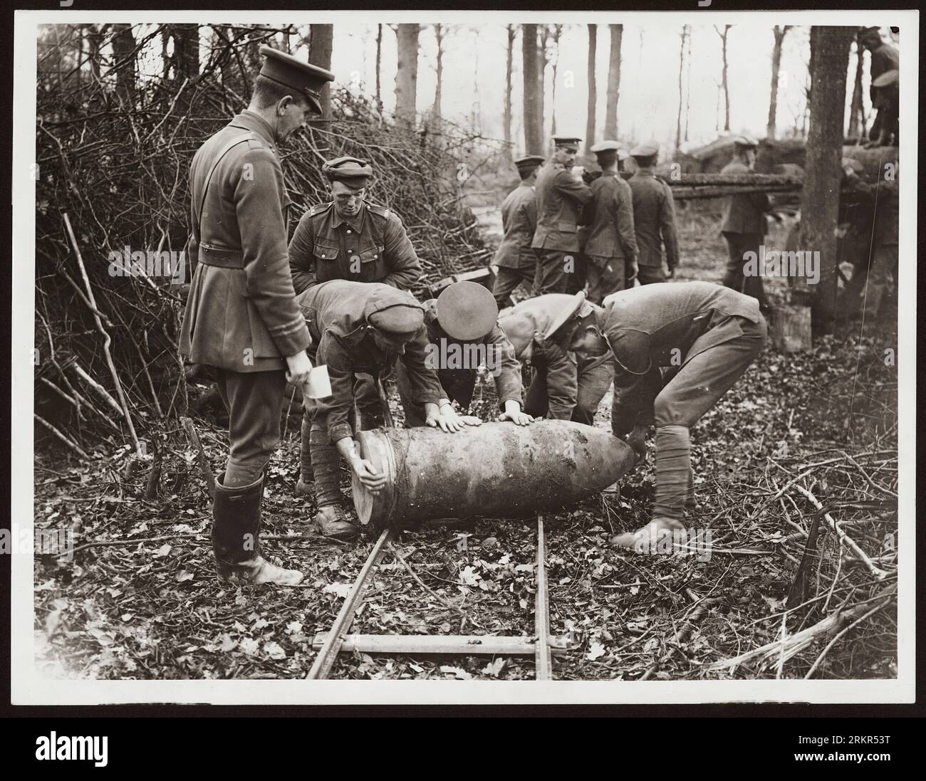 An der Westfront. Der 1. Weltkrieg oder der 1. Weltkrieg, oft abgekürzt als der 1. Weltkrieg, war ein großer globaler Konflikt, der von 1914 bis 1918 andauerte. Es wurde zwischen zwei Koalitionen, den Alliierten und den Mittelmächten, ausgetragen. Kämpfe fanden in ganz Europa, im Nahen Osten, in Afrika, im Pazifik und in Teilen Asiens statt. Im ersten Jahrzehnt des 20. Jahrhunderts nahmen die diplomatischen Spannungen zwischen den europäischen Großmächten zu. Dies erreichte am 28. Juni 1914 einen Höhepunkt, als ein bosnischer Serbe namens Gavrilo Princip Erzherzog Franz Ferdinand ermordete. Stockfoto