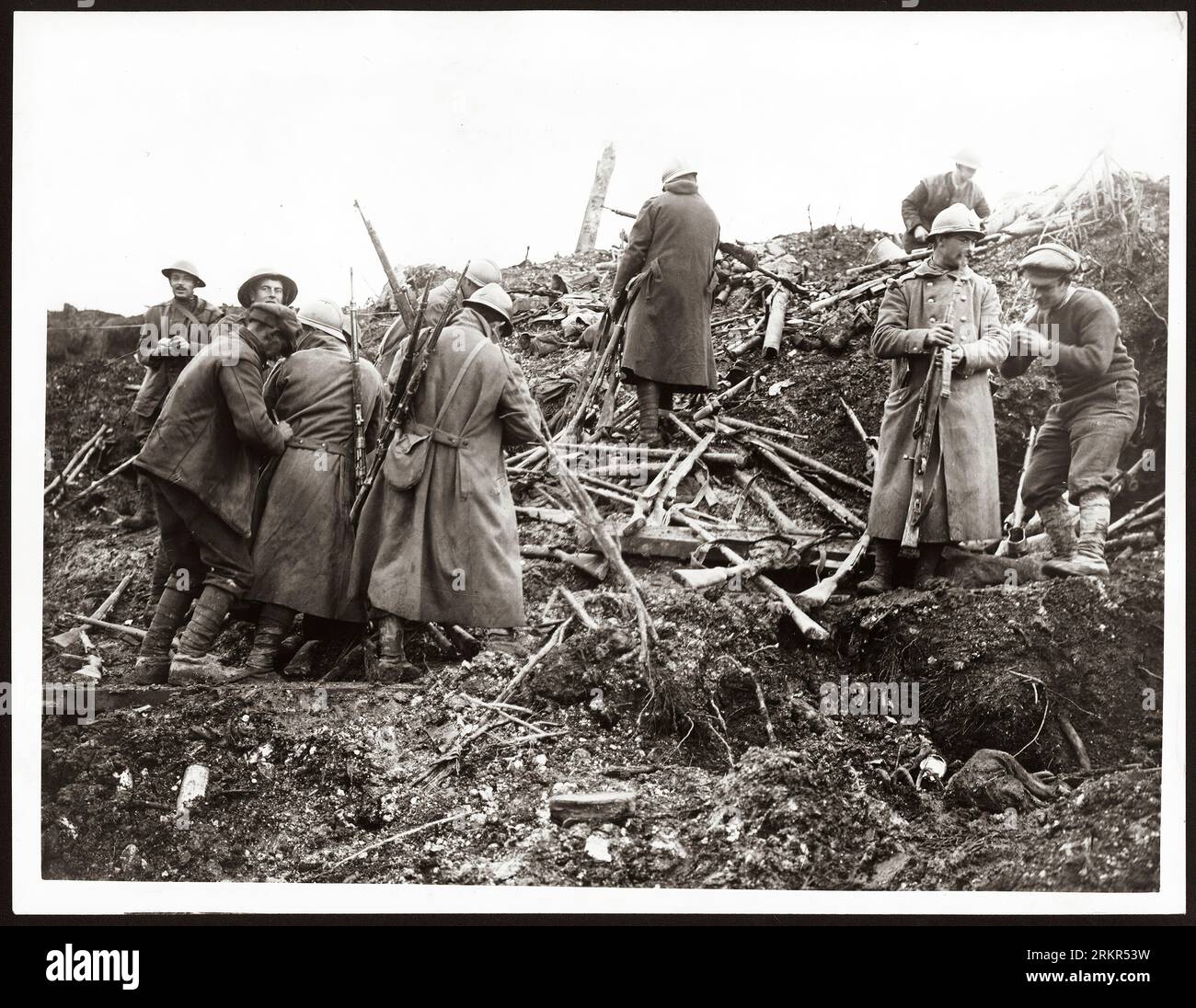 An der Westfront. Der 1. Weltkrieg oder der 1. Weltkrieg, oft abgekürzt als der 1. Weltkrieg, war ein großer globaler Konflikt, der von 1914 bis 1918 andauerte. Es wurde zwischen zwei Koalitionen, den Alliierten und den Mittelmächten, ausgetragen. Kämpfe fanden in ganz Europa, im Nahen Osten, in Afrika, im Pazifik und in Teilen Asiens statt. Im ersten Jahrzehnt des 20. Jahrhunderts nahmen die diplomatischen Spannungen zwischen den europäischen Großmächten zu. Dies erreichte am 28. Juni 1914 einen Höhepunkt, als ein bosnischer Serbe namens Gavrilo Princip Erzherzog Franz Ferdinand ermordete. Stockfoto