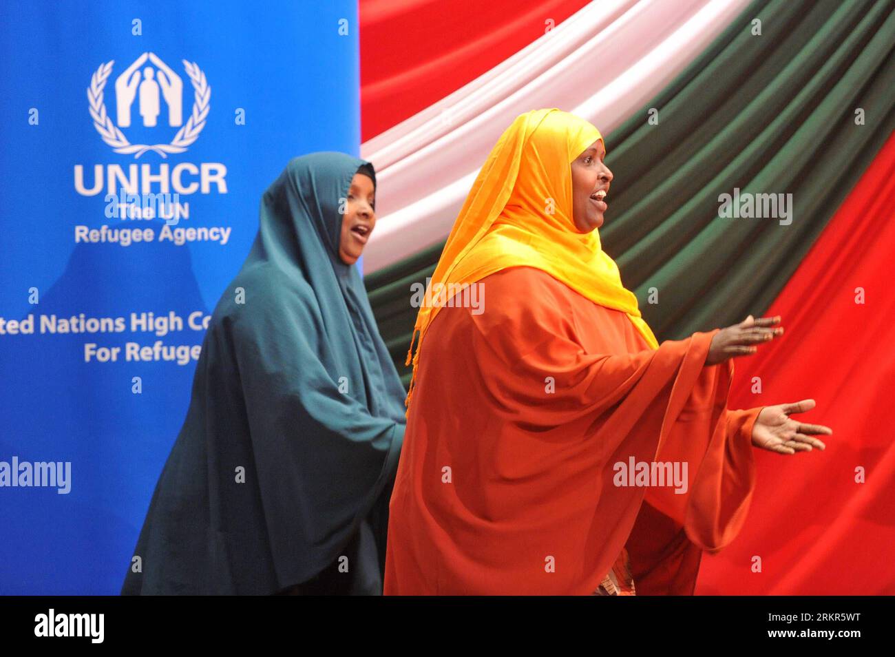 Bildnummer: 58128611  Datum: 20.06.2012  Copyright: imago/Xinhua (120620) -- NAIROBI, June 20, 2012 (Xinhua) -- Somalian women perform tradional dance during an event marking the World Refugee Day at the Kenya National Museum in Nairobi, capital of Kenya, June 20, 2012. According Kenyan Department of Refugee Affairs statistics, over 520,000 refugees from Somalia live in Kenya as of May 31, 2012. (Xinhua/Ding Haitao) KENYA-NAIROBI-SOMALI-REFUGEE DAY PUBLICATIONxNOTxINxCHN Gesellschaft Flüchtlinge Weltflüchtlingstag Flüchtlingstag Tag der Lager Flüchtlingslager xns x0x 2012 quer      58128611 Da Stockfoto