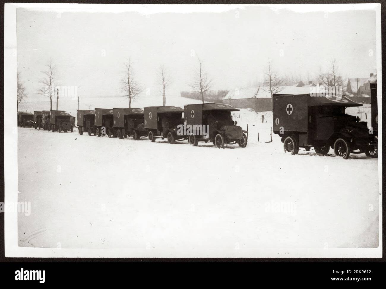 An der Westfront. Der 1. Weltkrieg oder der 1. Weltkrieg, oft abgekürzt als der 1. Weltkrieg, war ein großer globaler Konflikt, der von 1914 bis 1918 andauerte. Es wurde zwischen zwei Koalitionen, den Alliierten und den Mittelmächten, ausgetragen. Kämpfe fanden in ganz Europa, im Nahen Osten, in Afrika, im Pazifik und in Teilen Asiens statt. Im ersten Jahrzehnt des 20. Jahrhunderts nahmen die diplomatischen Spannungen zwischen den europäischen Großmächten zu. Dies erreichte am 28. Juni 1914 einen Höhepunkt, als ein bosnischer Serbe namens Gavrilo Princip Erzherzog Franz Ferdinand ermordete. Stockfoto