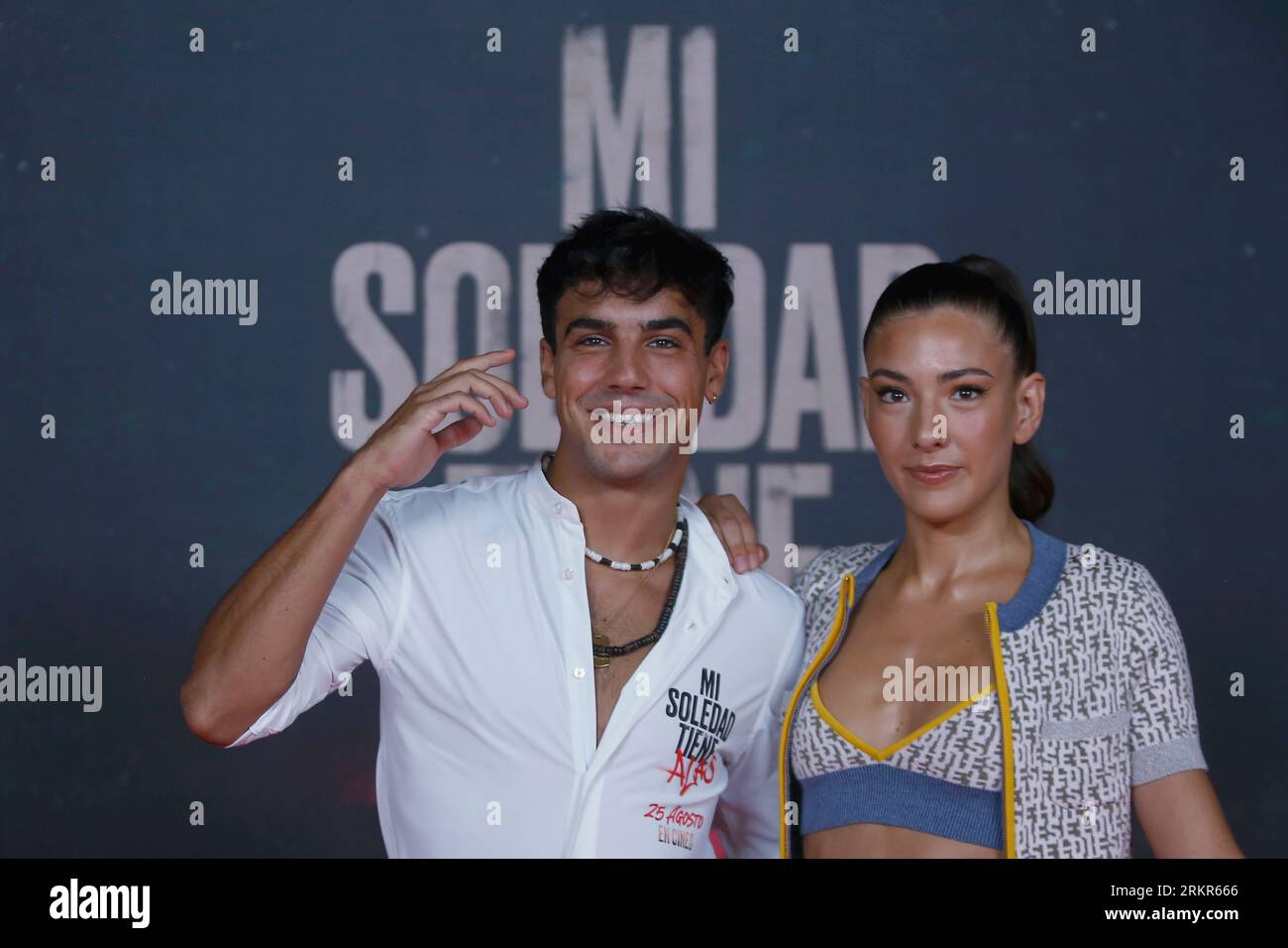 23. August 2023, Madrid, Spanien: Die spanischen Schauspieler Oscar Casas (L) und Candela Gonzalez (R) posieren während eines Fotogesprächs für die Medien vor der Premiere des Films „Mi soledad tiene alas“ in Madrid (Spanien). Mario Casas, Gewinner eines Goya als bester Hauptdarsteller für den Film „keine Mataras“, macht mit seinem ersten Film „Mi soledad tiene alas“, der am 25. August in den Kinos erscheinen wird, den Sprung in Produktion und Regie. Der Film spielt in den Vierteln, in denen der Regisseur seine Kindheit verbrachte, und folgt einer Gruppe von Kindern, die das Leben am Rande leben und Juweliergeschäfte bis etwas ausrauben Stockfoto