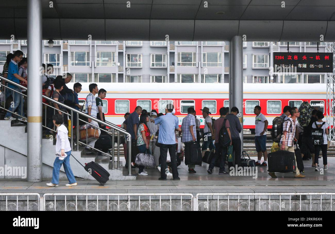 Bildnummer: 58138641 Datum: 22.06.2012 Copyright: imago/Xinhua (120622) -- HOHHOT, 22. Juni 2012 (Xinhua) -- Passagiere warten auf den Bahnsteig am Bahnhof Hohhot in Hohhot, der Hauptstadt der Autonomen Region Innere Mongolei in Nordchina, 22. Juni 2012. Insgesamt werden 74.000 Passagierfahrten für den Bahnhof Hohhot während des dreitägigen „Holdiay of Dragon Boat Festival“ in diesem Jahr erwartet, das von Freitag bis Sonntag dauert. (Xinhua/Zhang Fan) (zgp) CHINA-DRAGON BOAT FESTIVAL HOLIDAY-TRAVEL PEAK (CN) PUBLICATIONxNOTxINxCHN Gesellschaft Verkehr Bahn Bahnhof x0x xst 2012 quer 58138641 Datum 22 Stockfoto