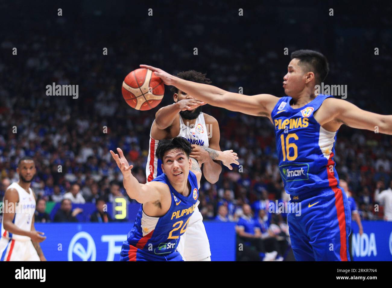 Bocaue, Bulacan, Philippines. 25th Aug, 2023. Karl Anthony Towns (32, White) battles for ball possession against Dwight Ramos (24, Blue) and Roger Ray Pogoy (16, Blue) (Credit Image: © Dennis Jerome Acosta/Pacific Press via ZUMA Press Wire) EDITORIAL USAGE ONLY! Not for Commercial USAGE! Credit: ZUMA Press, Inc./Alamy Live News Stockfoto